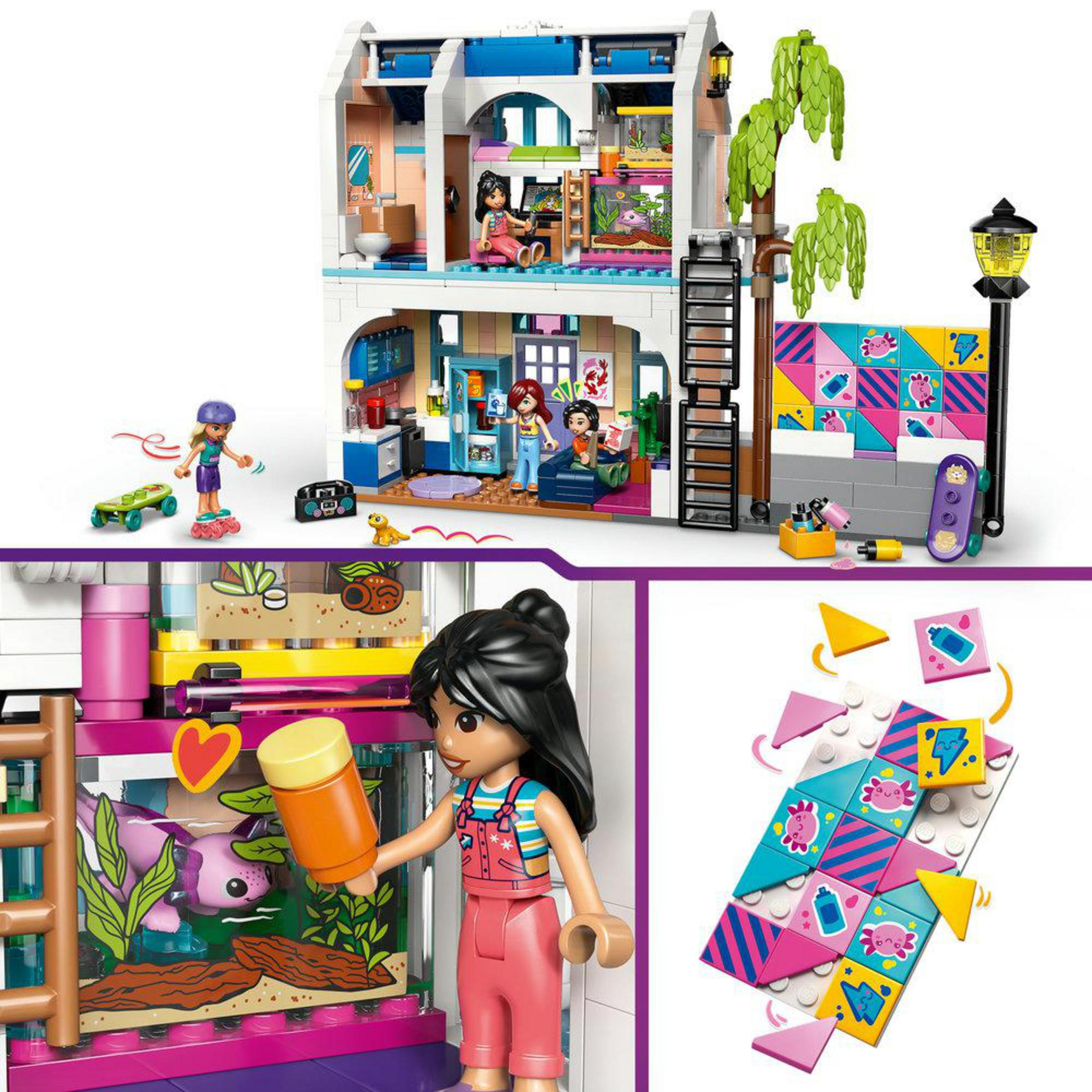 Una casa de Lego con figuras, patinetes, un monopatín, un pez en una pecera y azulejos coloridos.