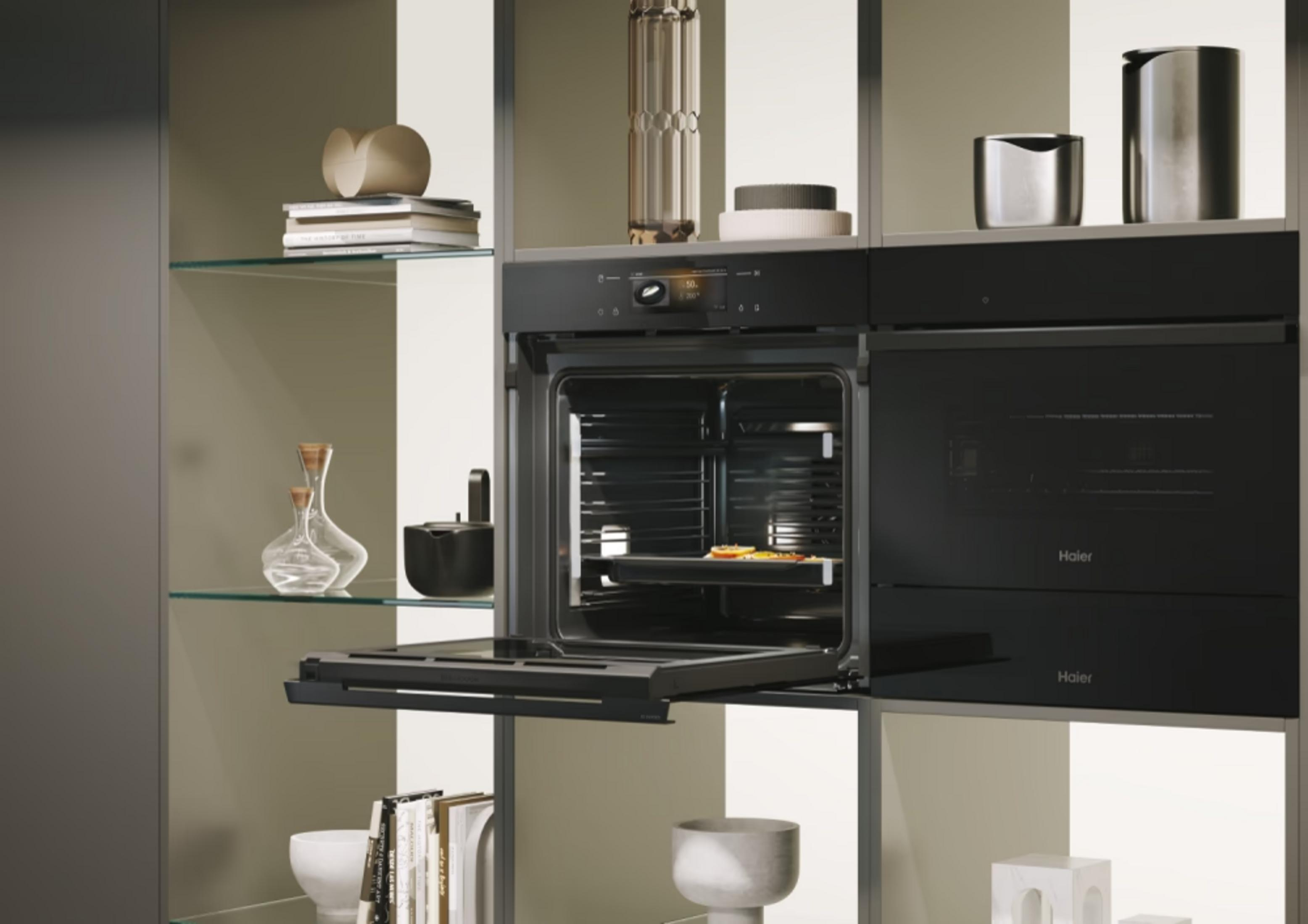 Un forno nero aperto con una fetta di pizza all'interno, accanto a un altro scomparto.