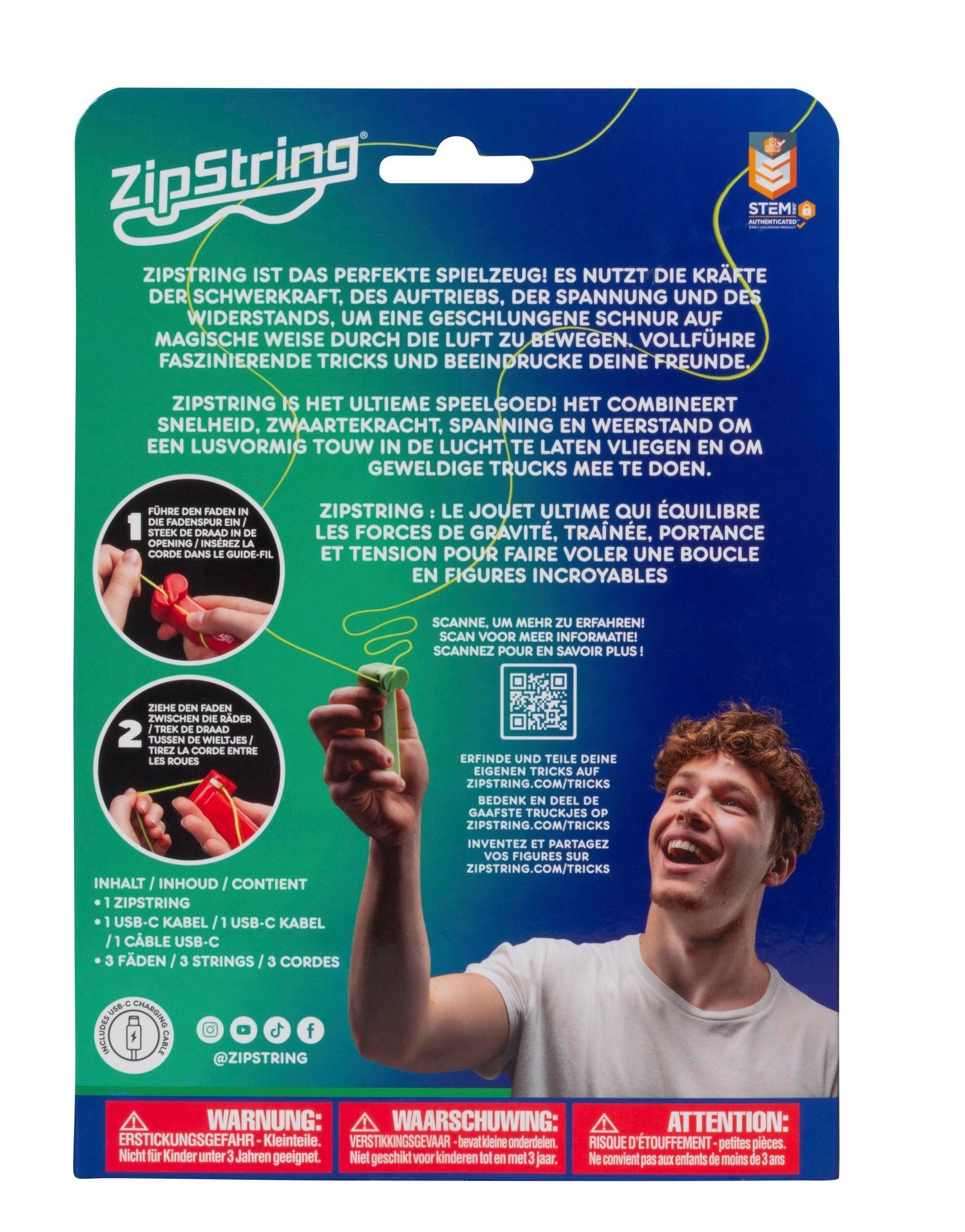 Ein Junge lächelt und hält einen ZipString, der mit einer Schnur verbunden ist.