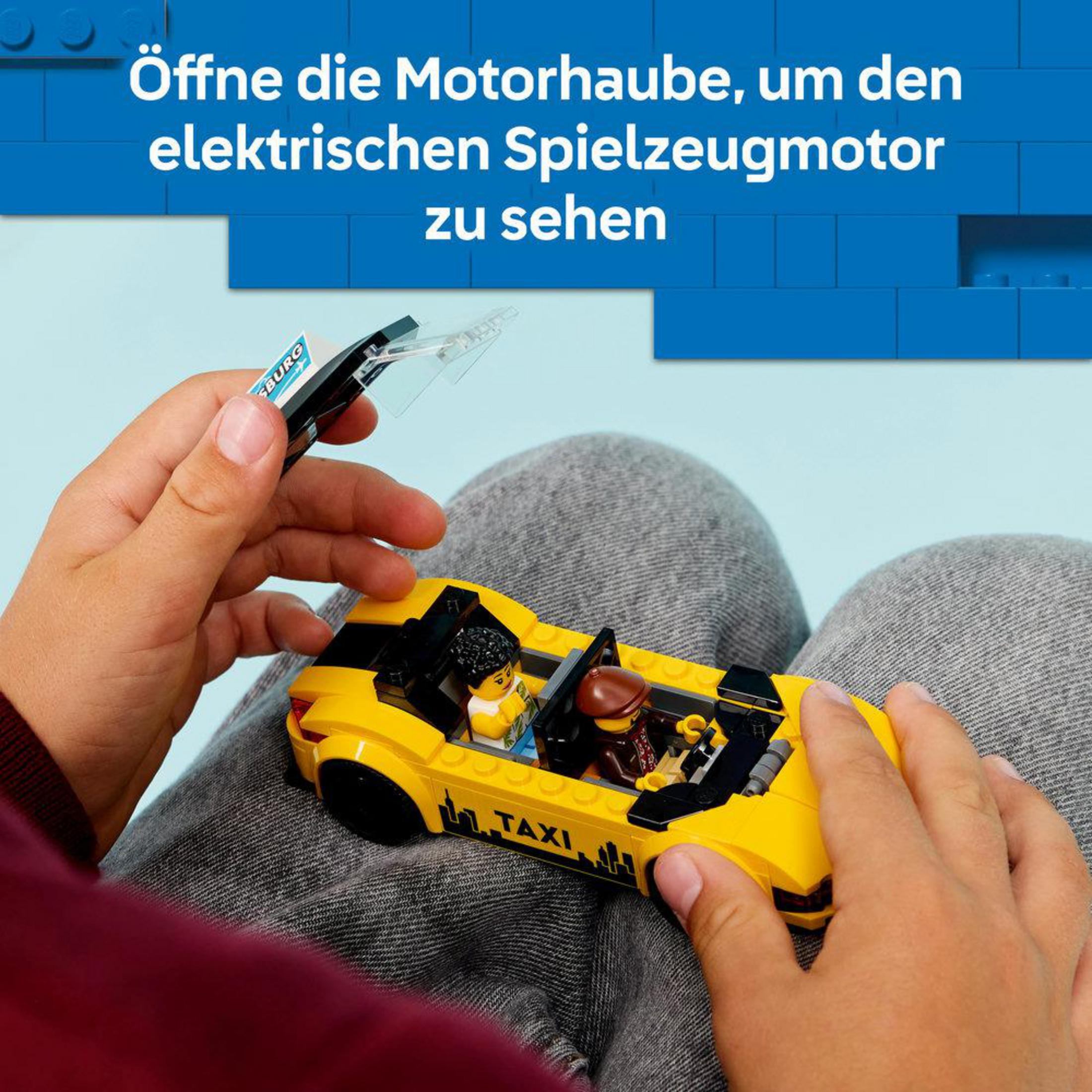 Dziecko otwiera maskę żółtej zabawki taksówki z dwiema minifigurkami.