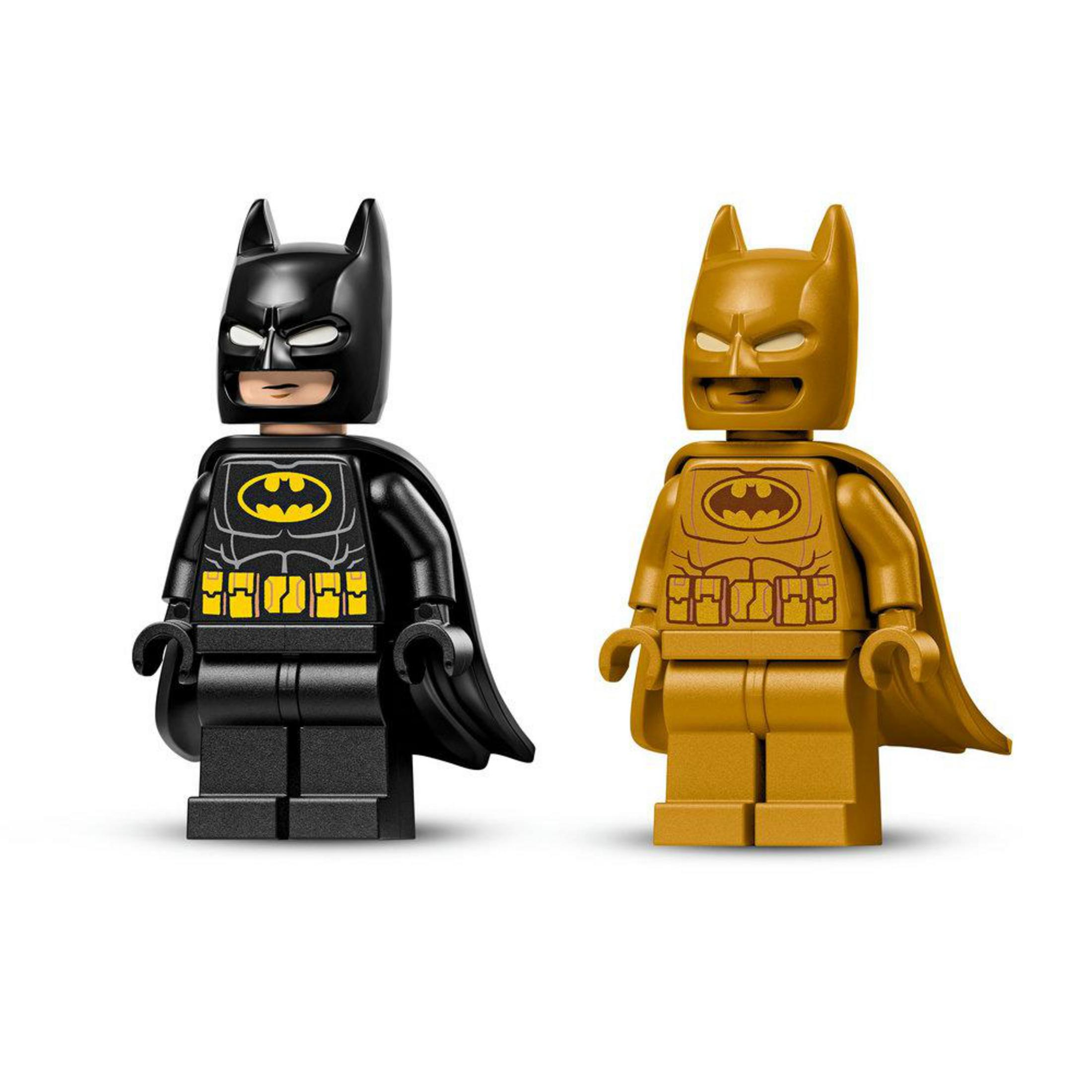 İki Lego Batman figürü, biri siyah, biri altın rengi, ikisi de pelerinli.