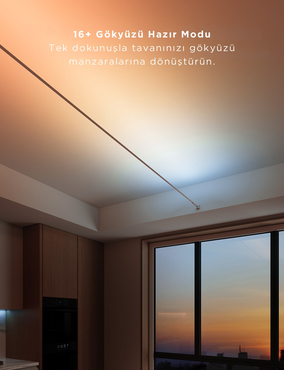 Aydınlatmalı tavan ve gün batımı manzaralı pencere.