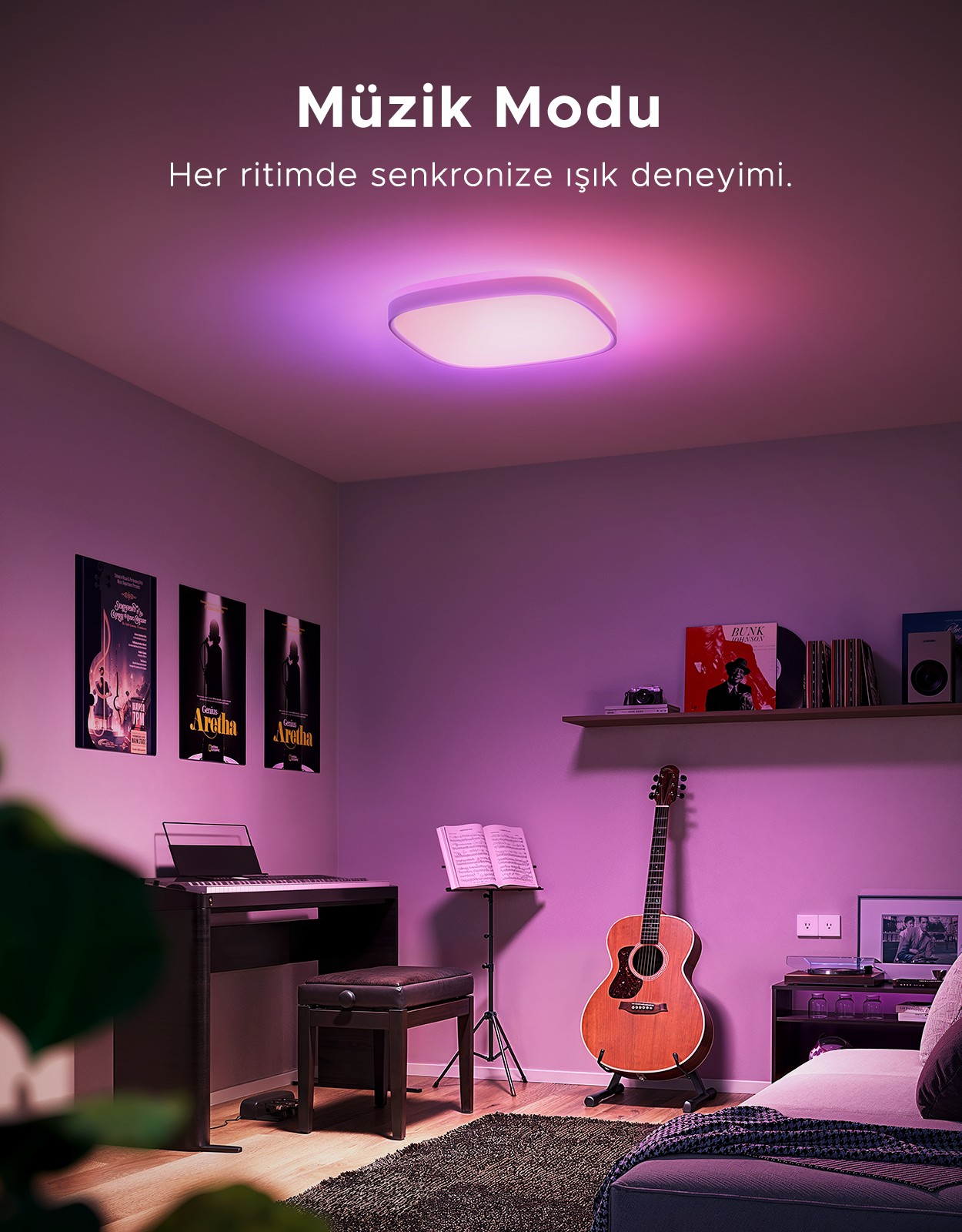 Piyano, gitar ve posterlerin olduğu oda, tavan lambasıyla aydınlatılmış.