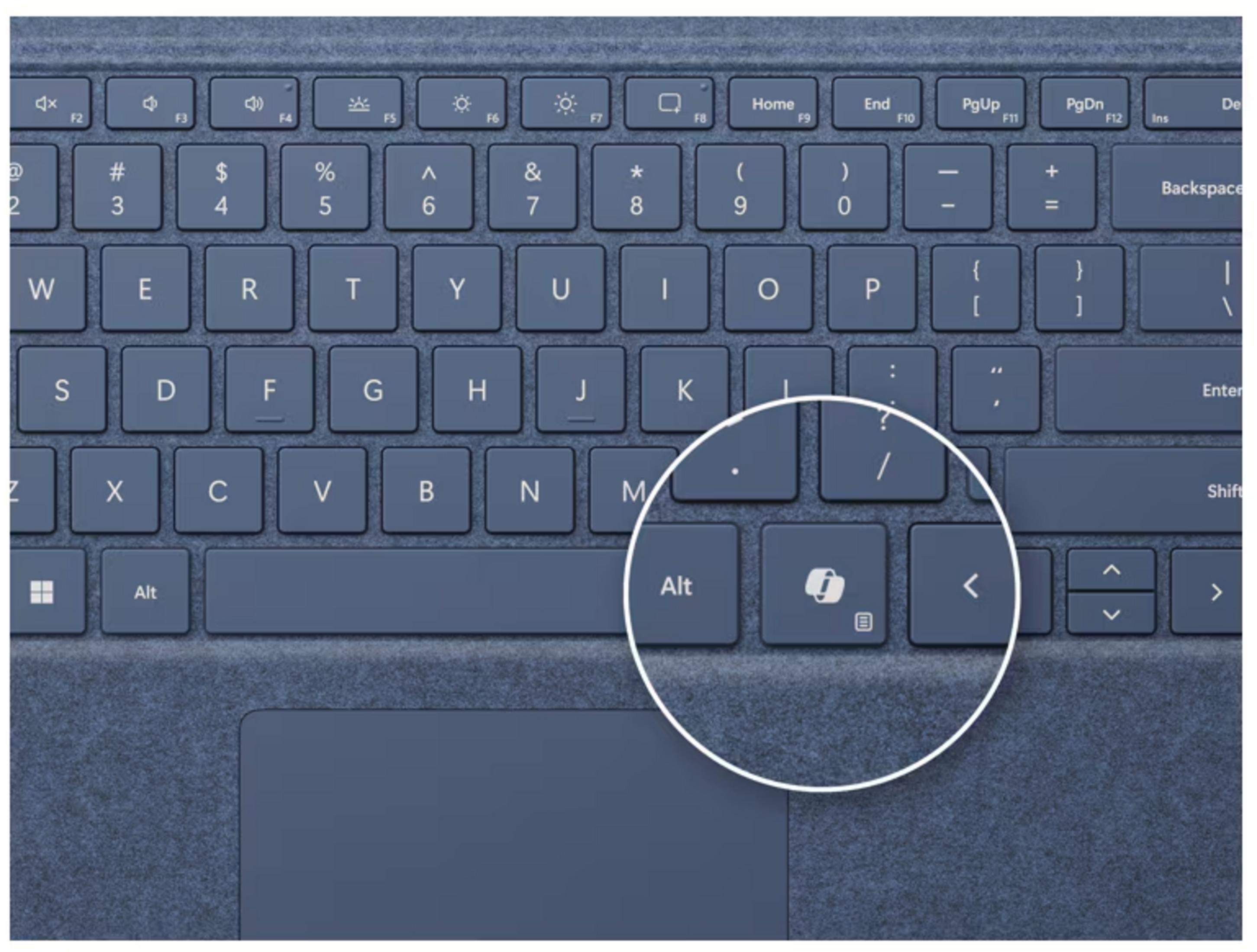Primo piano di una tastiera blu, con un cerchio che evidenzia i tasti Alt e Windows.