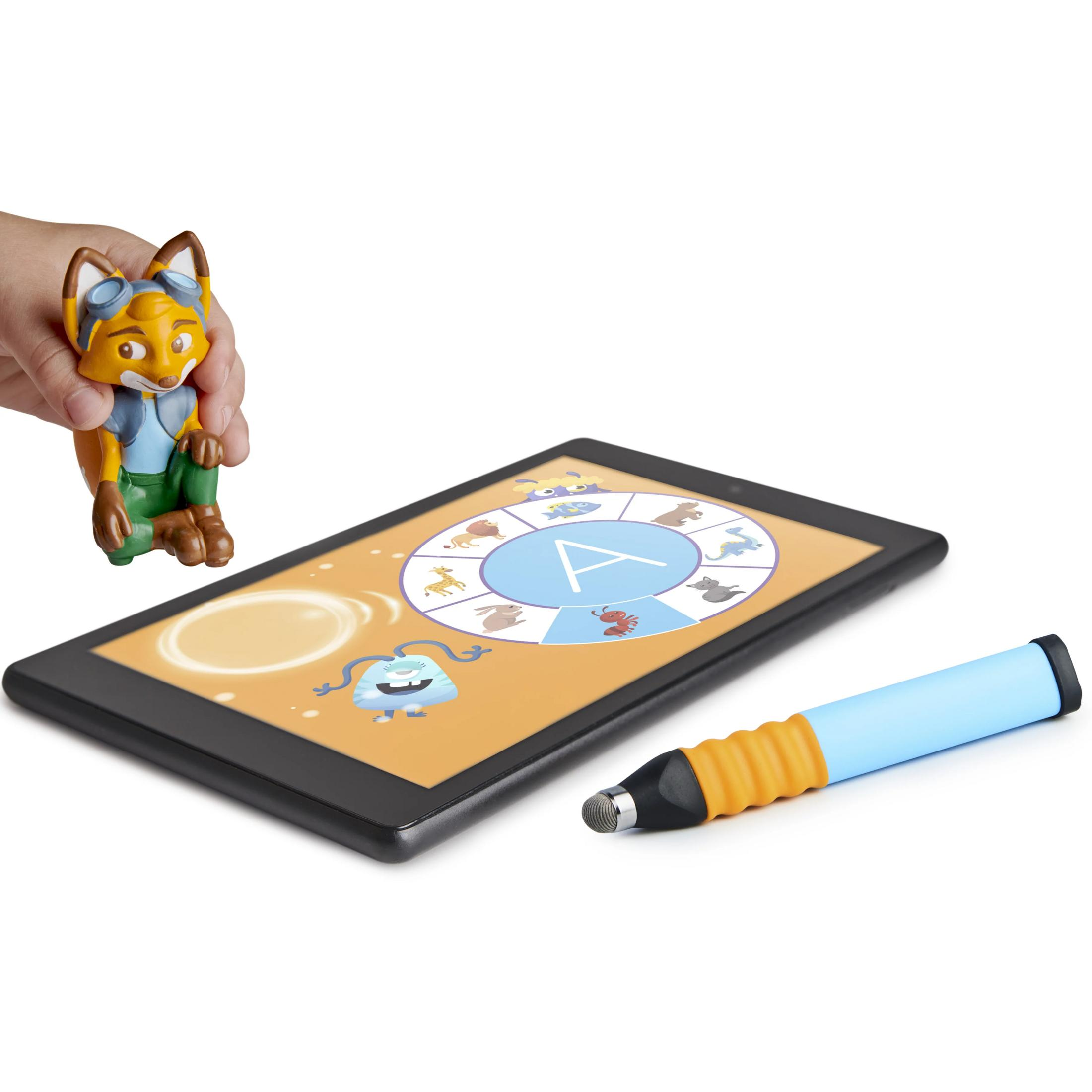 Kind hält Fuchsfigur neben Tablet mit Tierkreis-App und Stift.
