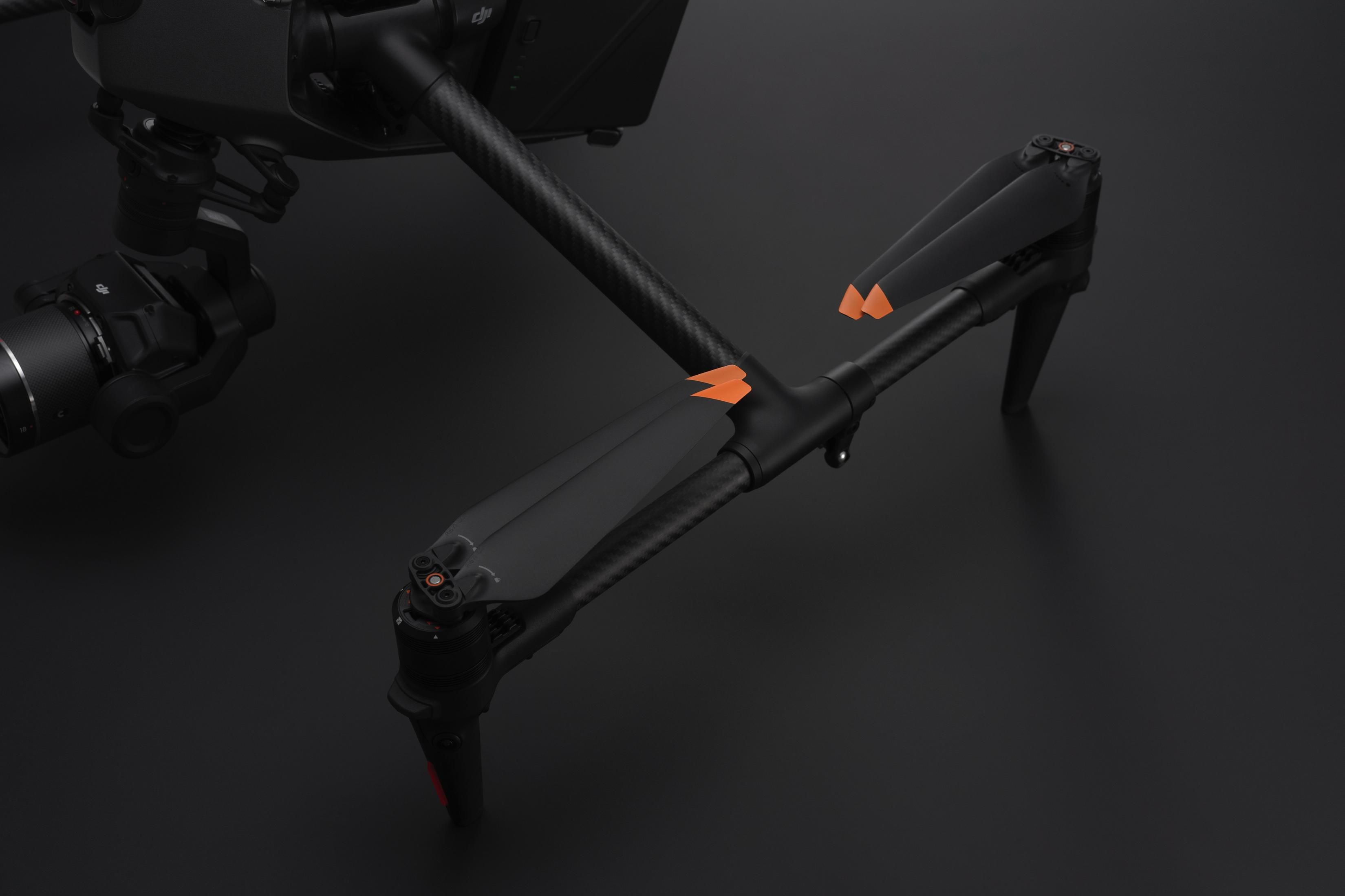 Un braccio del drone DJI Inspire 3 nero con elica e accenti arancioni.
