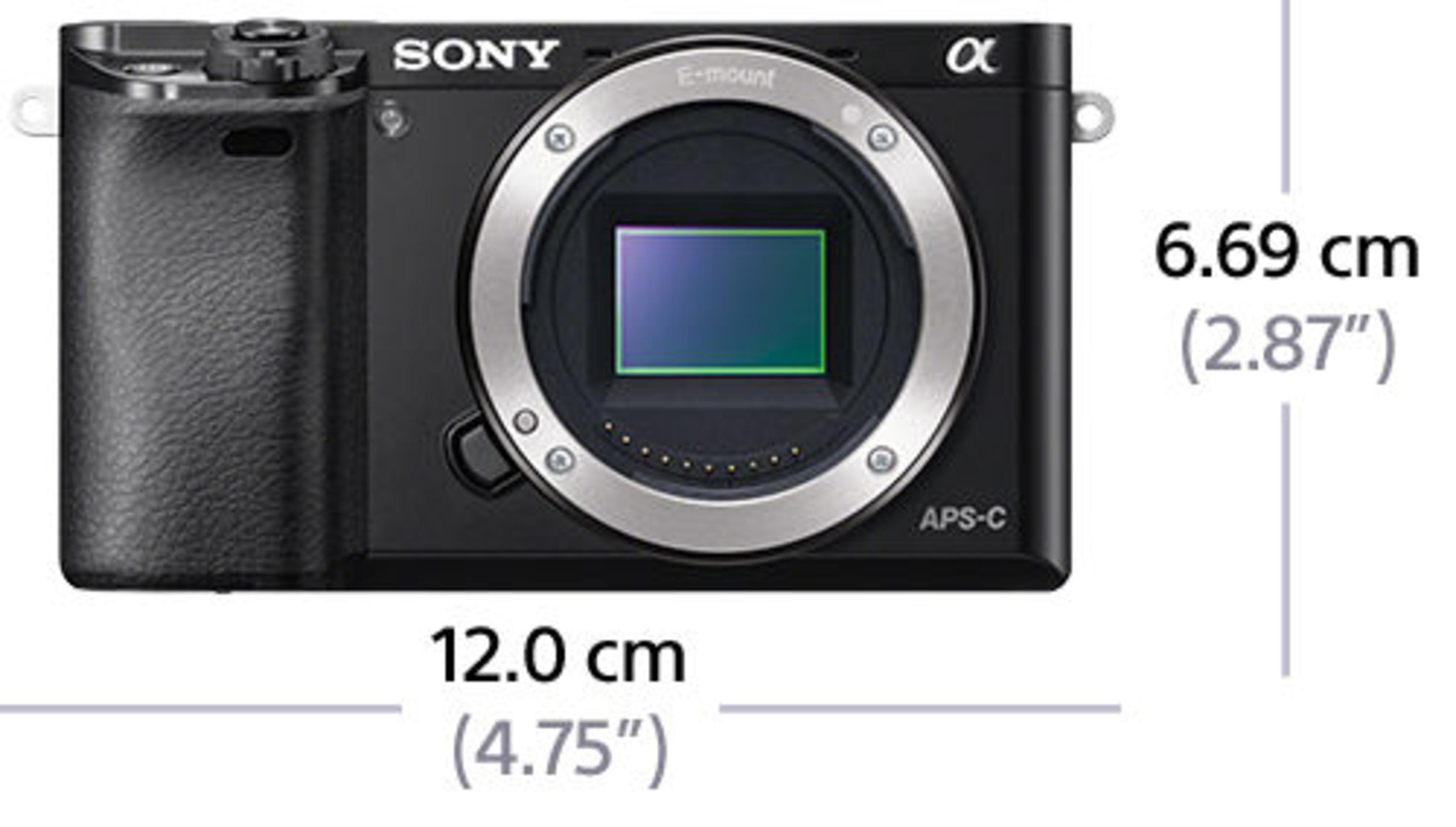 Schwarze Sony Kamera mit E-Mount, APS-C Sensor. Breite 12cm, Höhe 6.69cm.