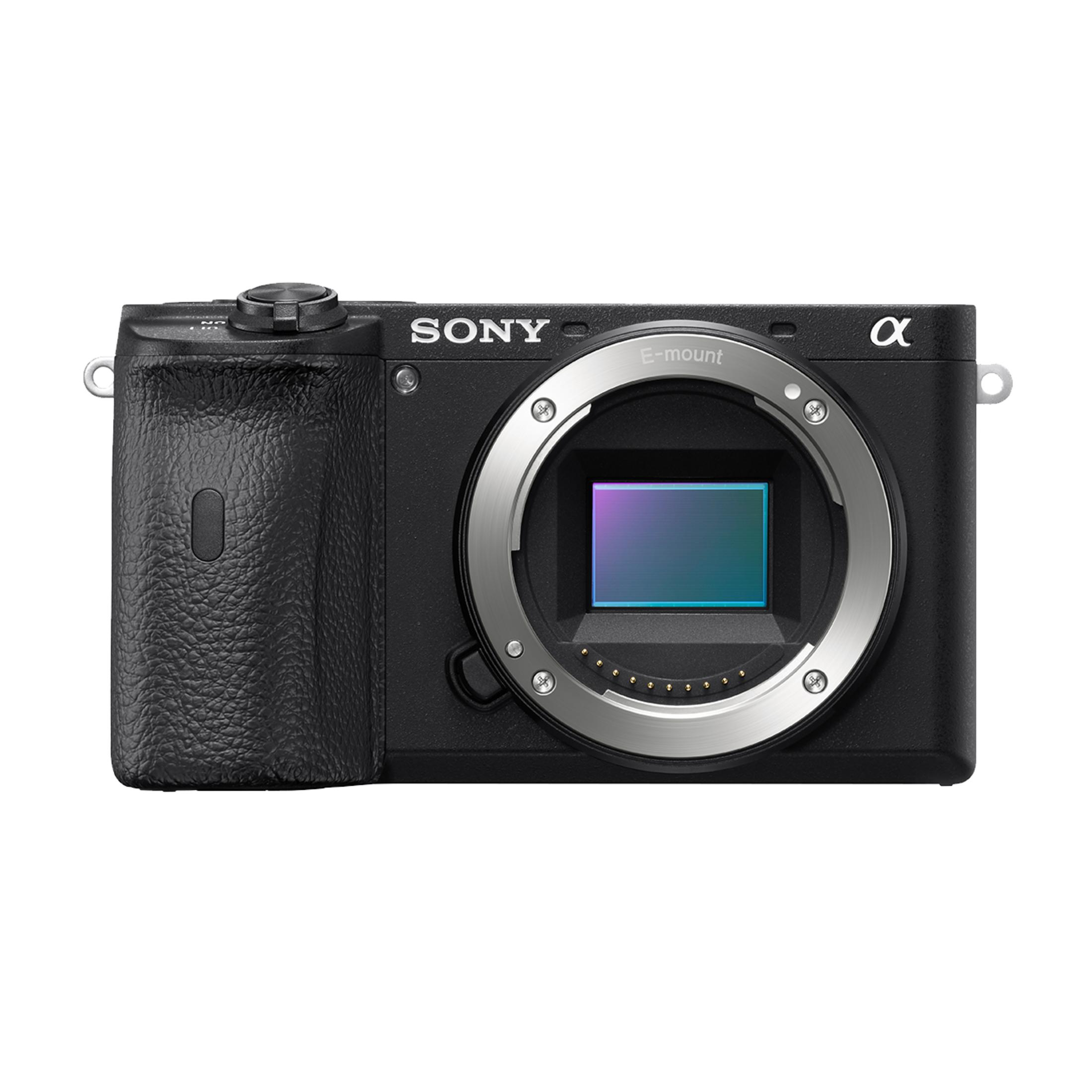 Schwarze Sony Alpha Digitalkamera mit silbernem Objektivanschluss und sichtbarem Sensor.