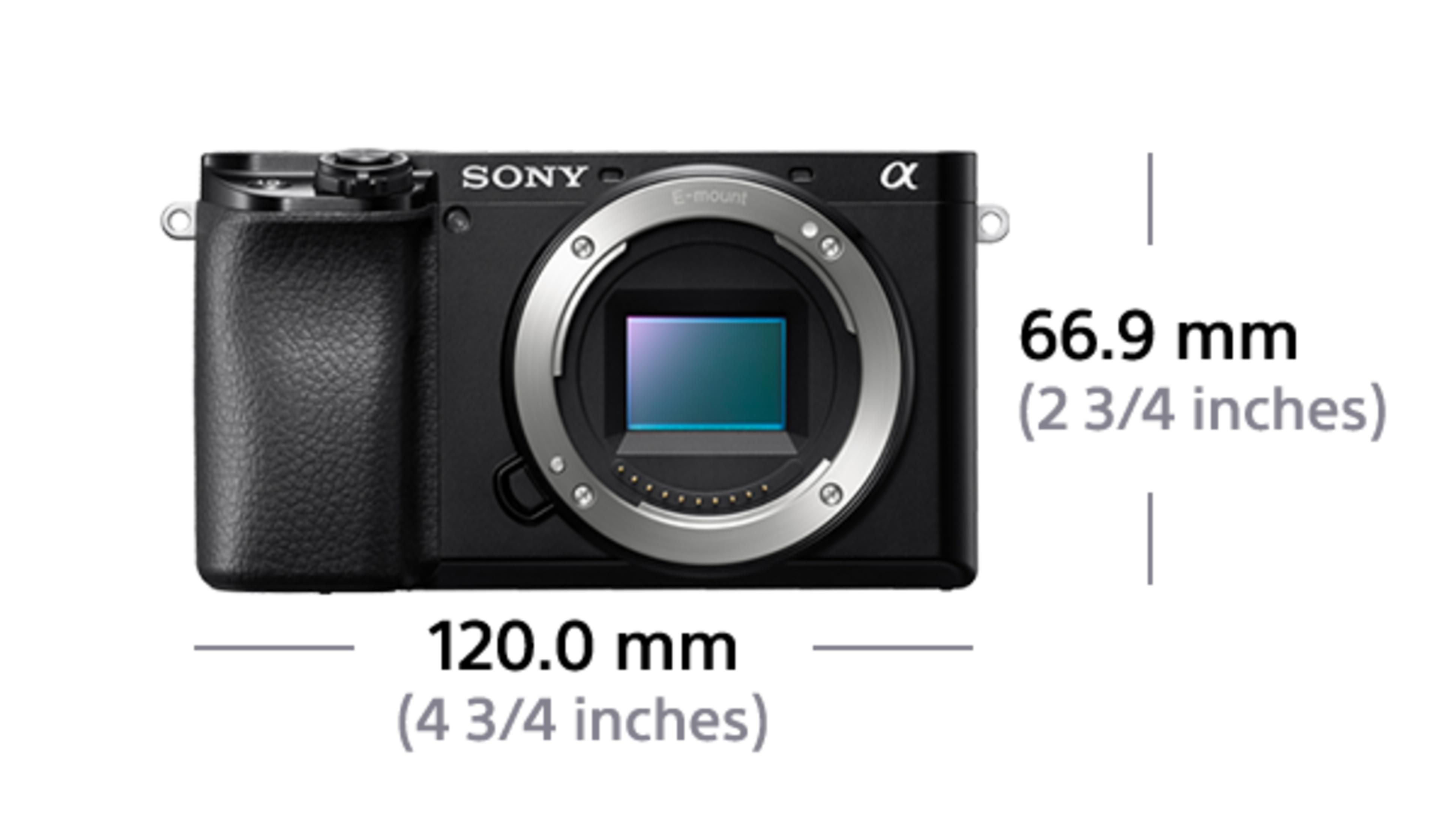 Schwarze Sony Alpha Kamera mit E-Mount und Maßangaben.