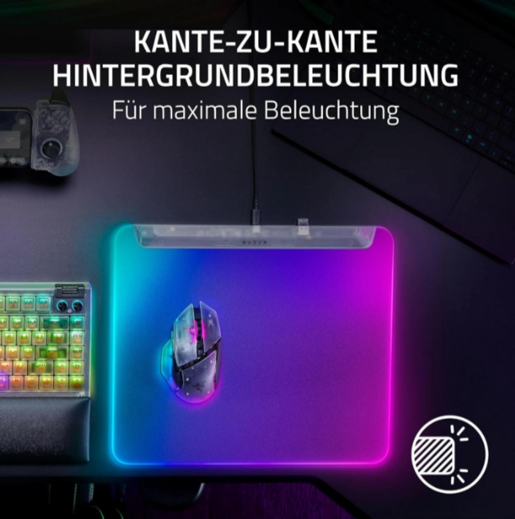 Mouse e tastiera da gaming con illuminazione RGB su un tappetino.