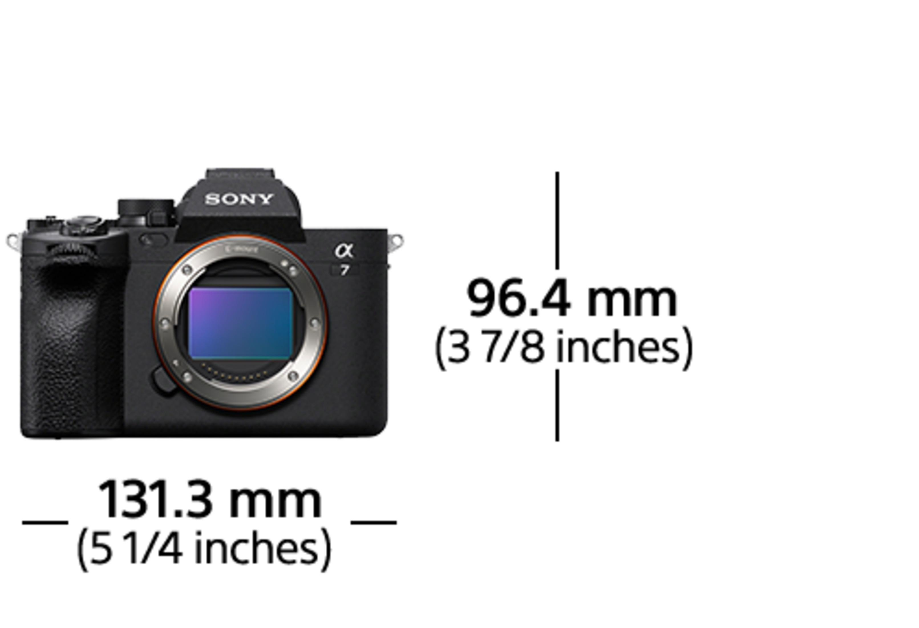 Zwarte Sony Alpha 7 camera met afmetingen 131,3 mm en 96,4 mm.