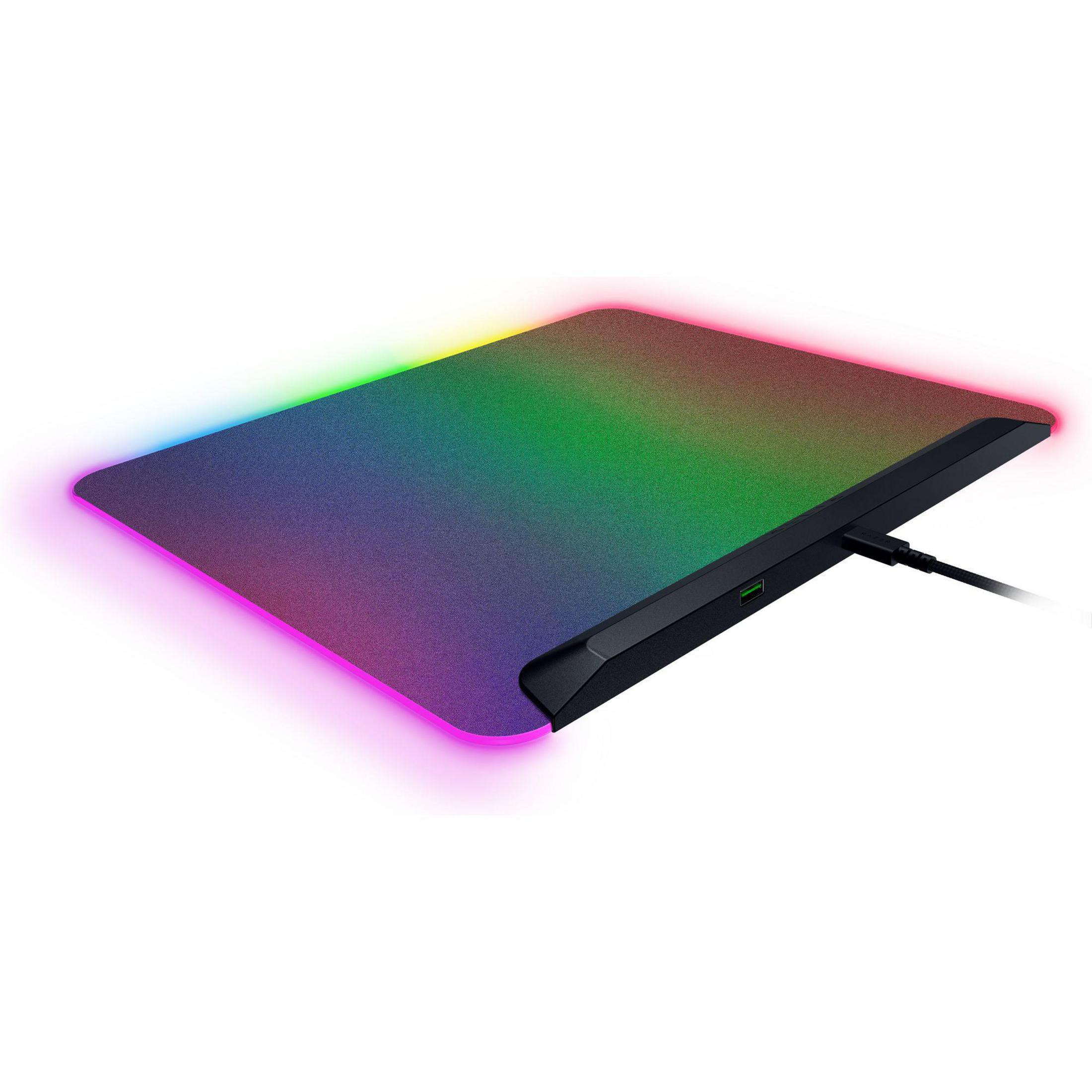 Tapis de souris noir avec éclairage RVB et câble USB connecté.