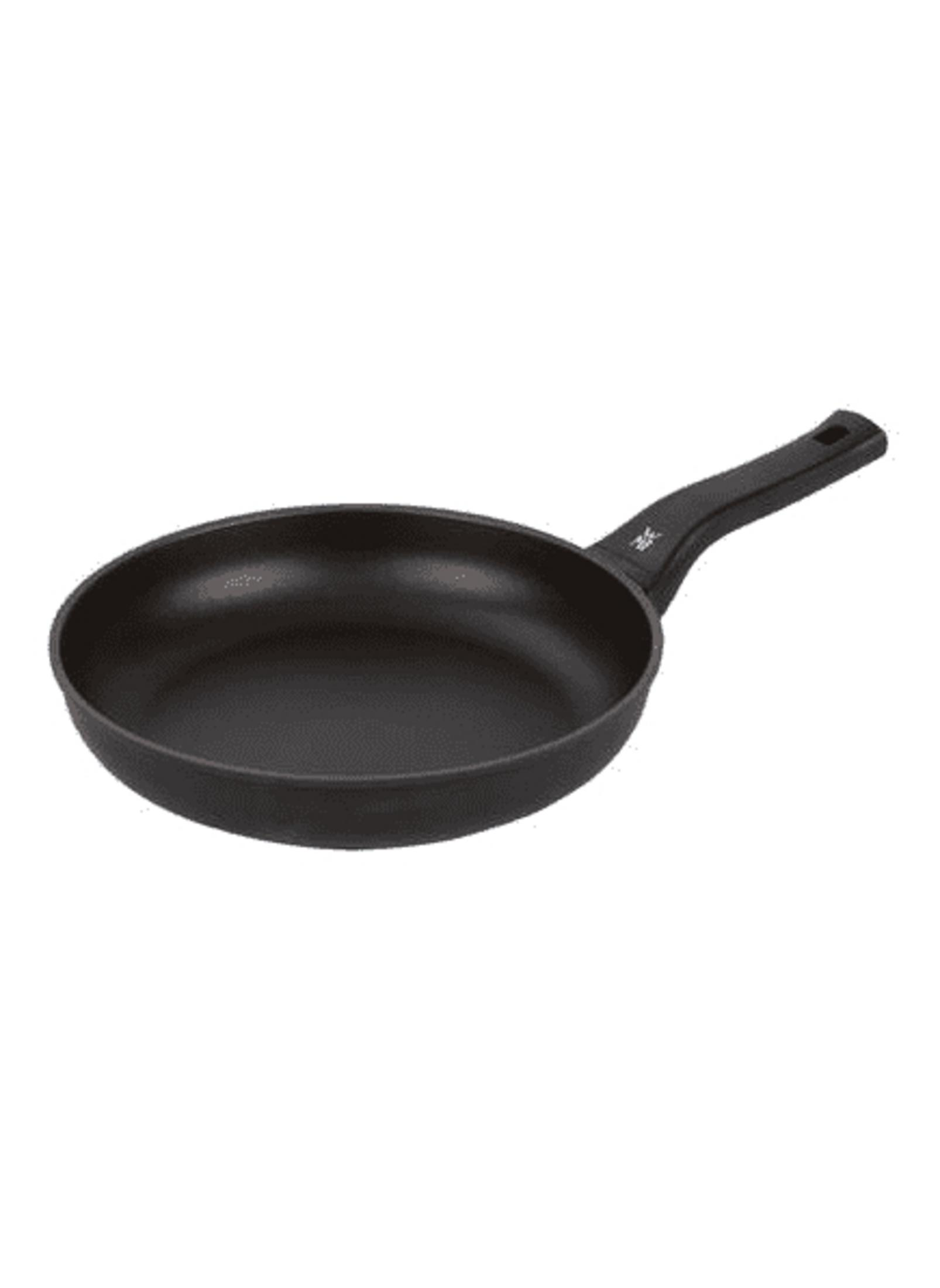 Una padella nera con manico nero su sfondo bianco.