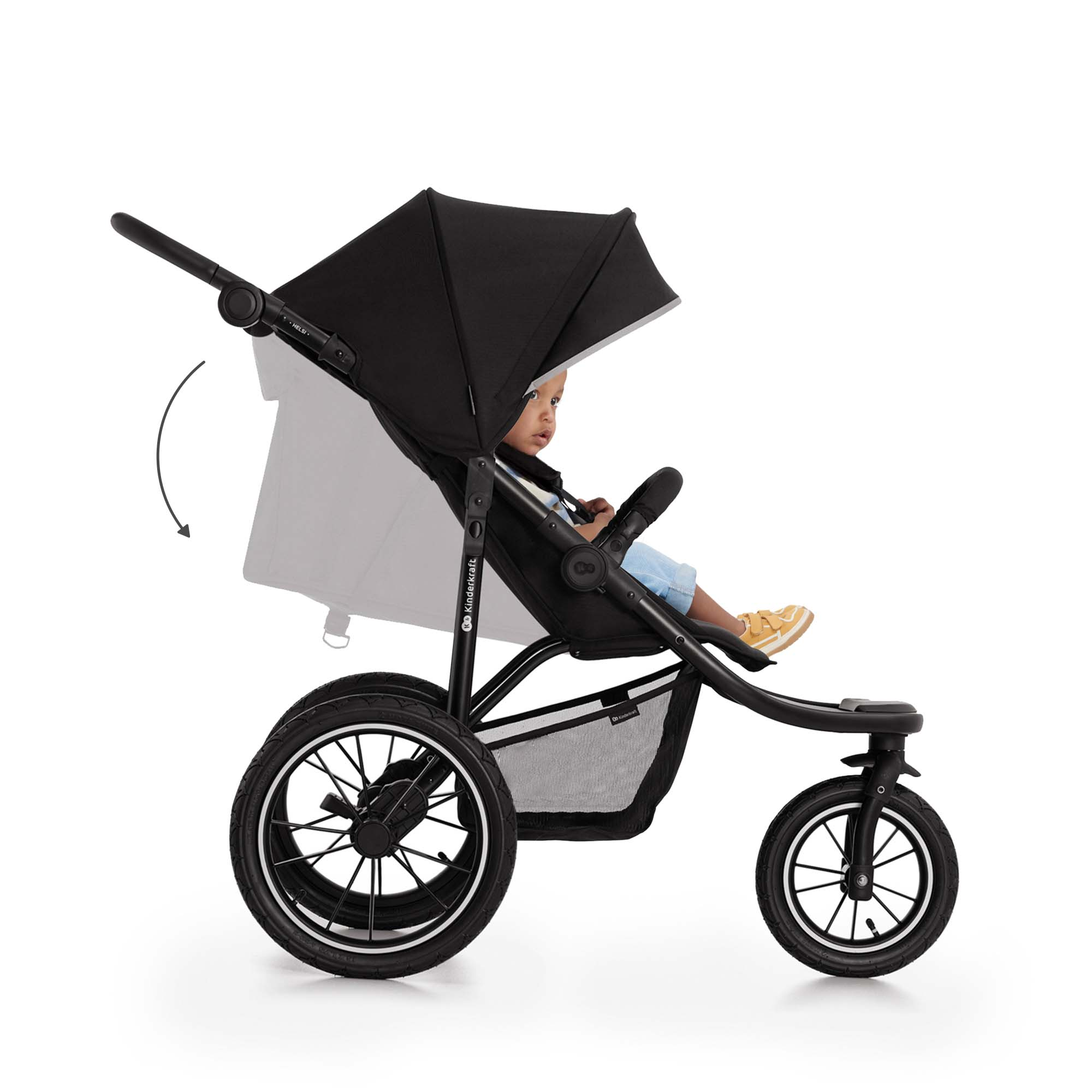 Ein Kleinkind sitzt in einem schwarzen Kinderwagen mit großen Rädern.