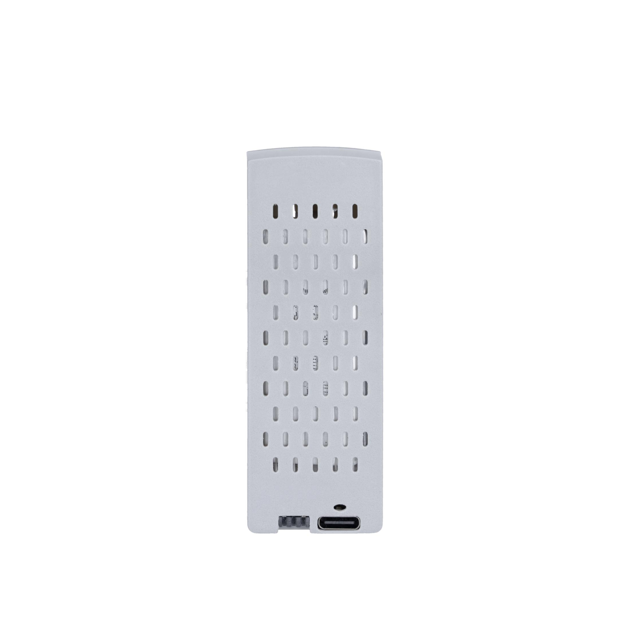 Oggetto rettangolare grigio con fessure di ventilazione e porta USB-C.