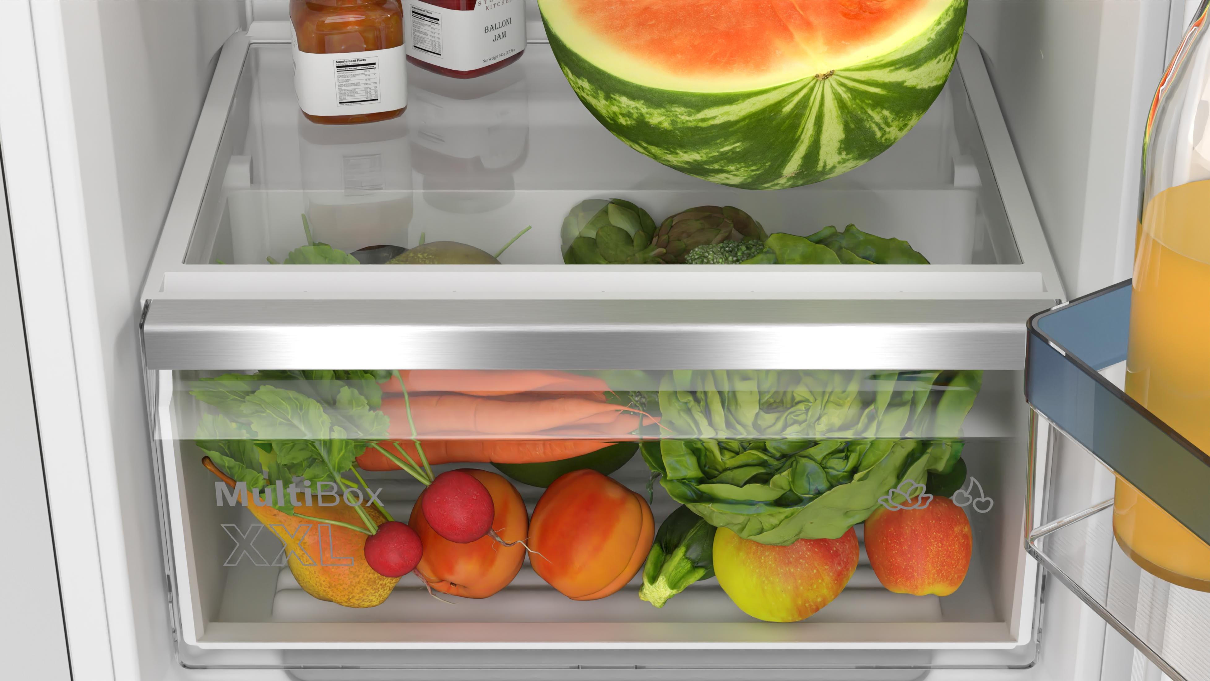 Frigorifero: Anguria, verdure e succo.