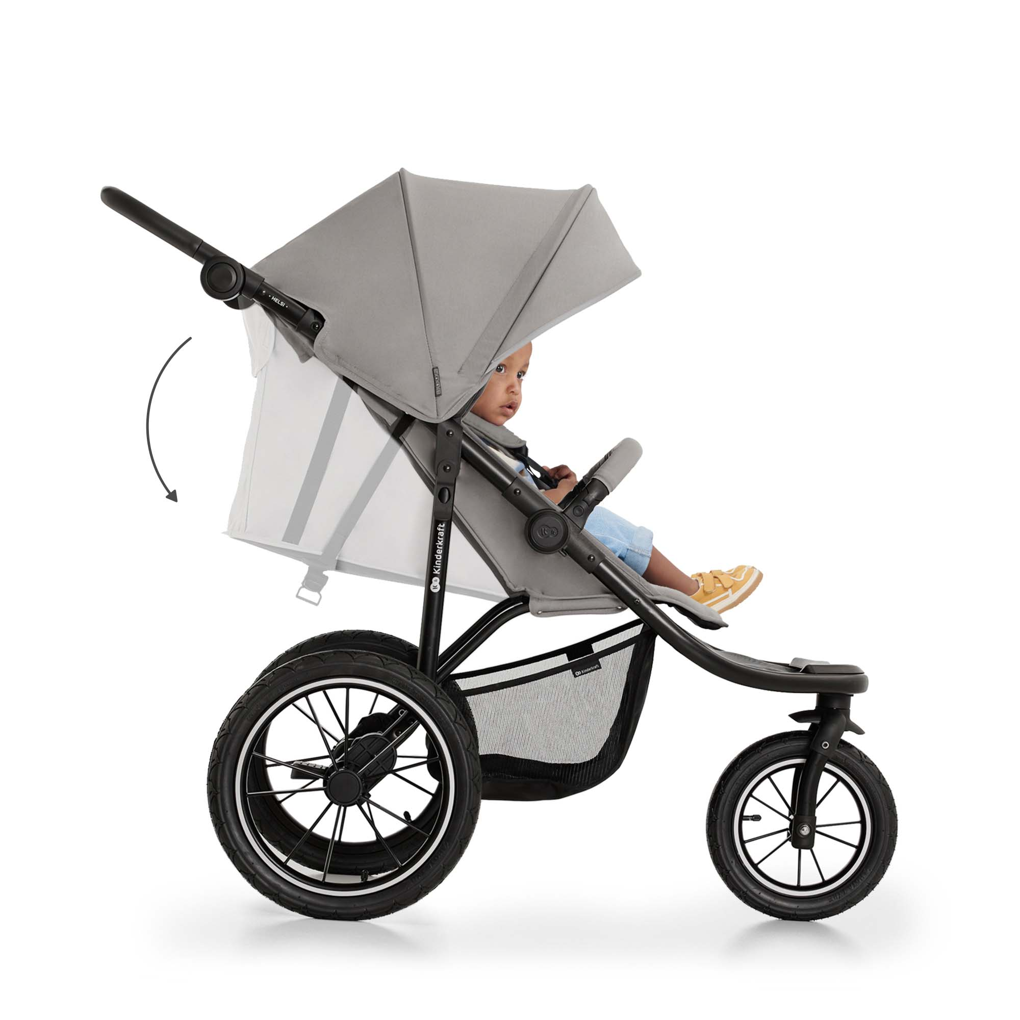 Baby sitzt in einem grauen Kinderwagen mit großem Verdeck und Netzkorb.
