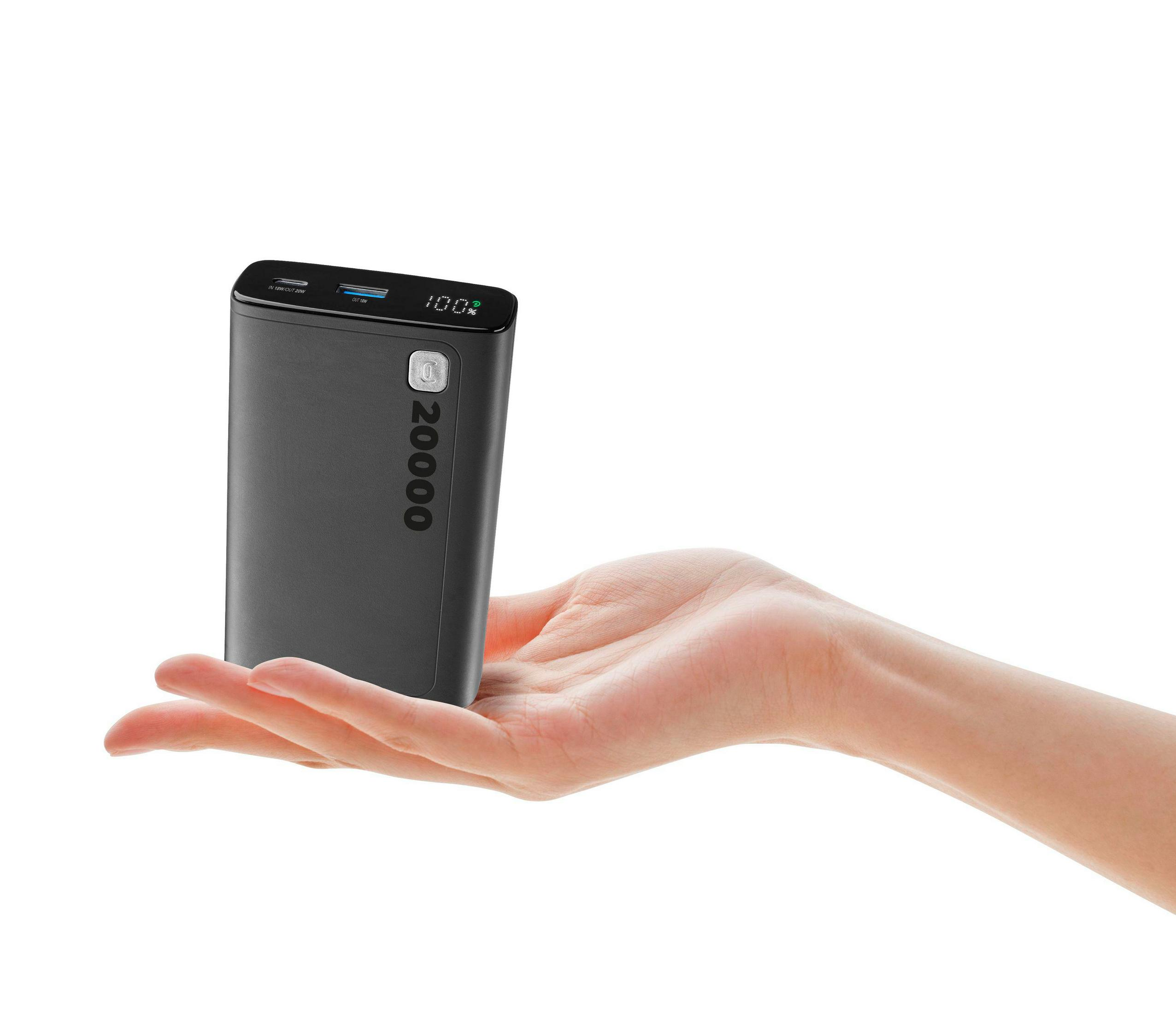 Dłoń trzyma czarny power bank pokazujący 100% naładowania.