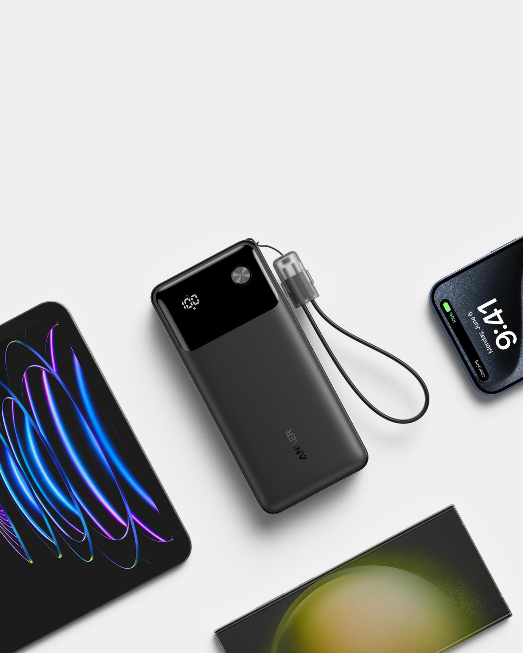 Custodia di ricarica nera con cavo accanto a due smartphone su sfondo bianco.