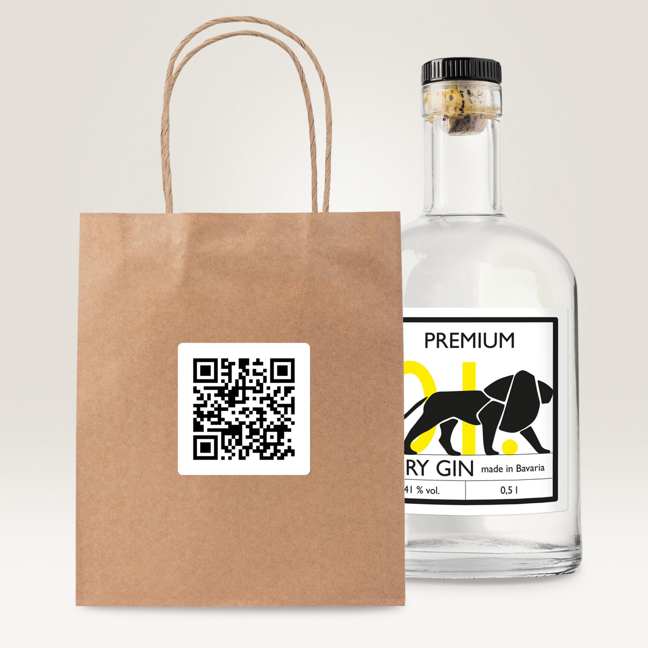 Braune Papiertüte mit QR-Code, daneben eine klare Glasflasche mit Gin.