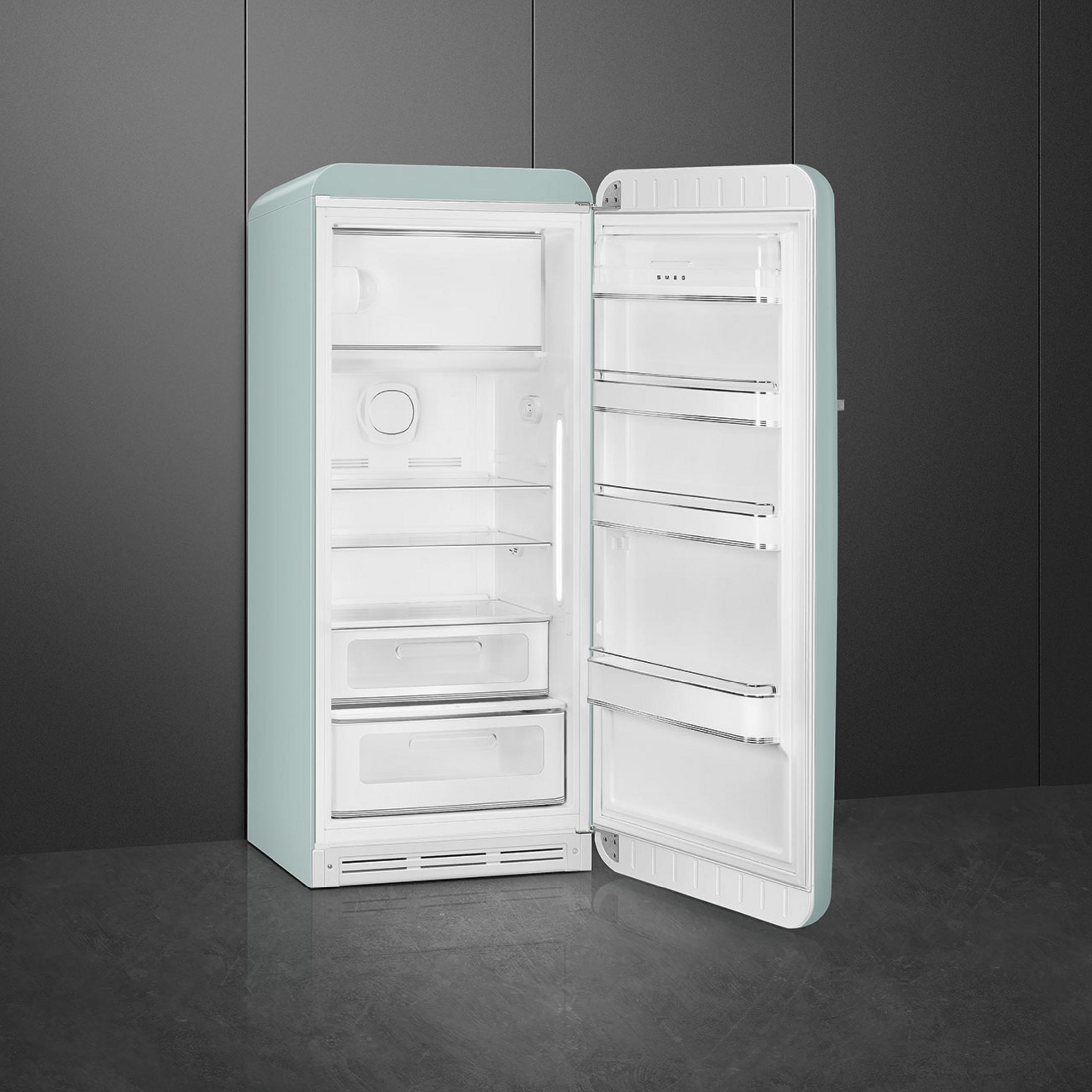 Refrigerador abierto, verde pastel, con estantes y cajones blancos.