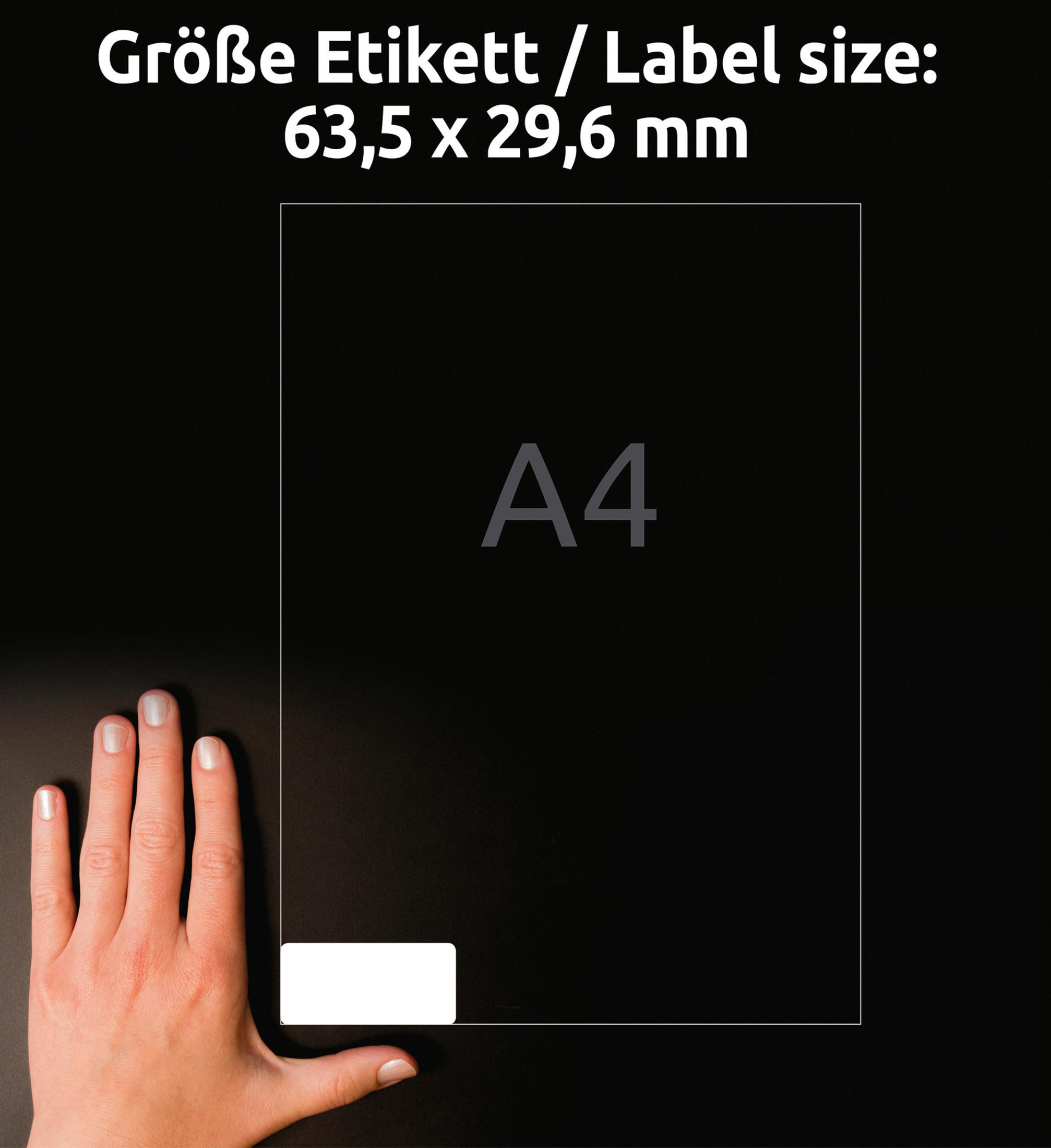 Hand zeigt auf A4 Blatt, Etikettengröße 63,5x29,6 mm