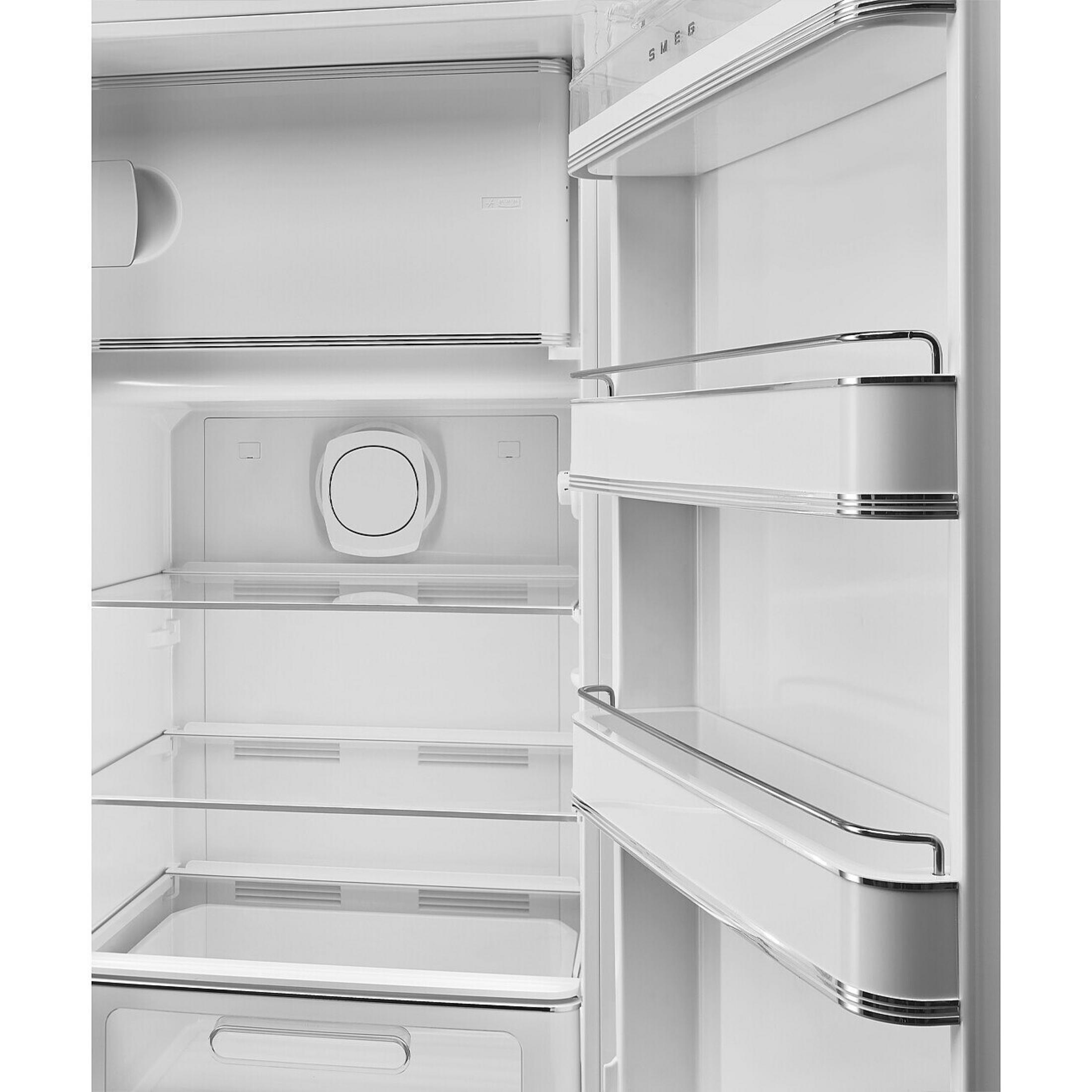 Ein leerer weißer Kühlschrank mit Glasböden und Metallablagen.