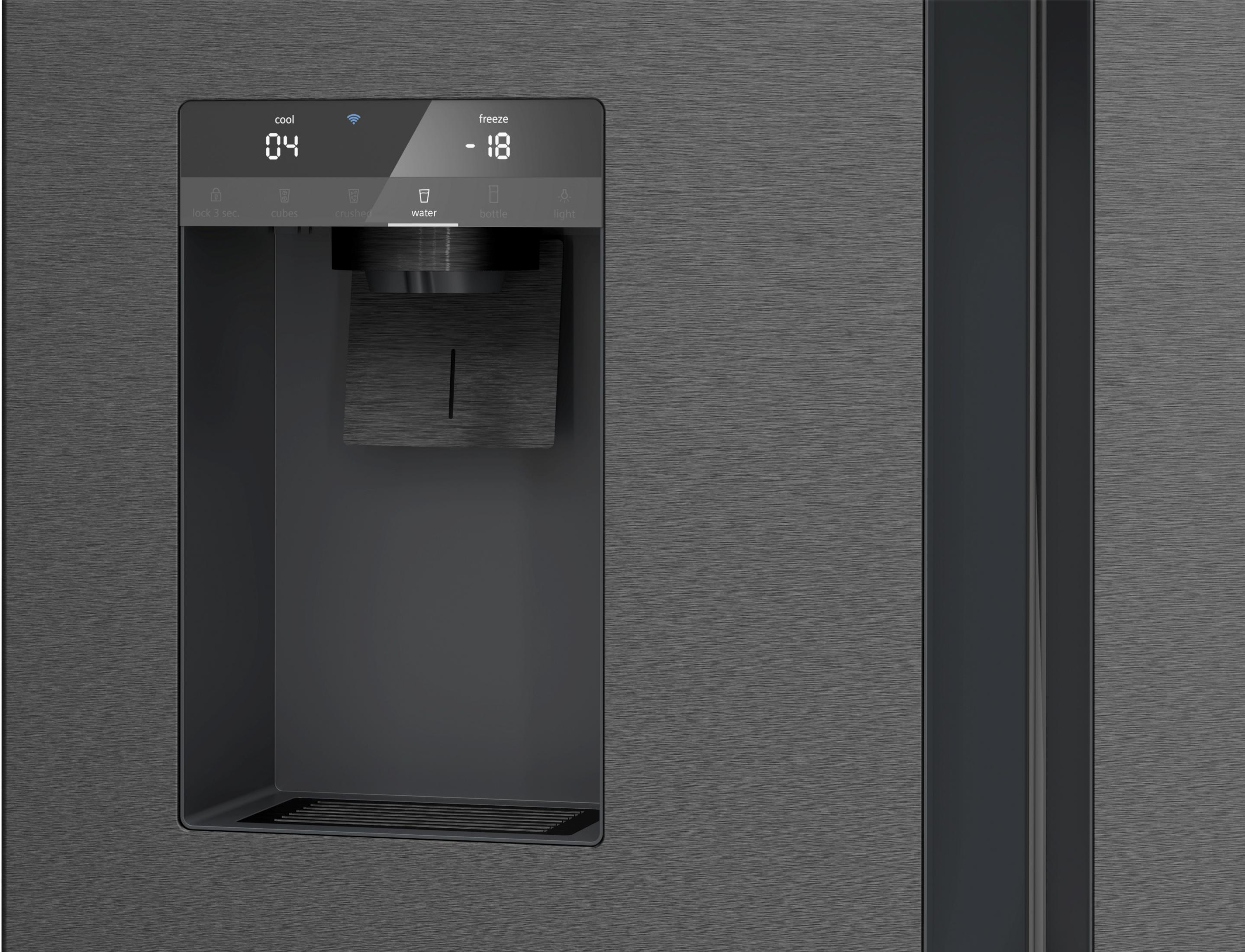 Grauer Kühlschrank mit Wasserspender und digitaler Anzeige für "cool" und "freeze".