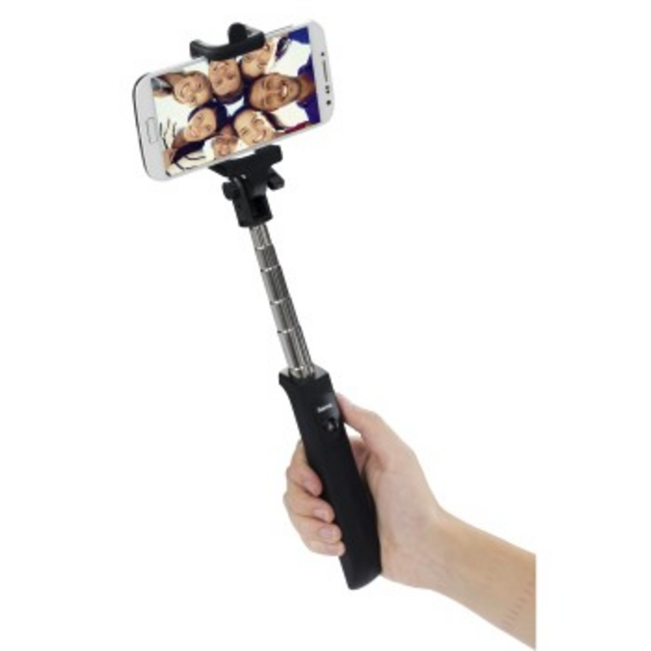 Una mano tiene un selfie stick con uno smartphone che mostra una foto di gruppo.
