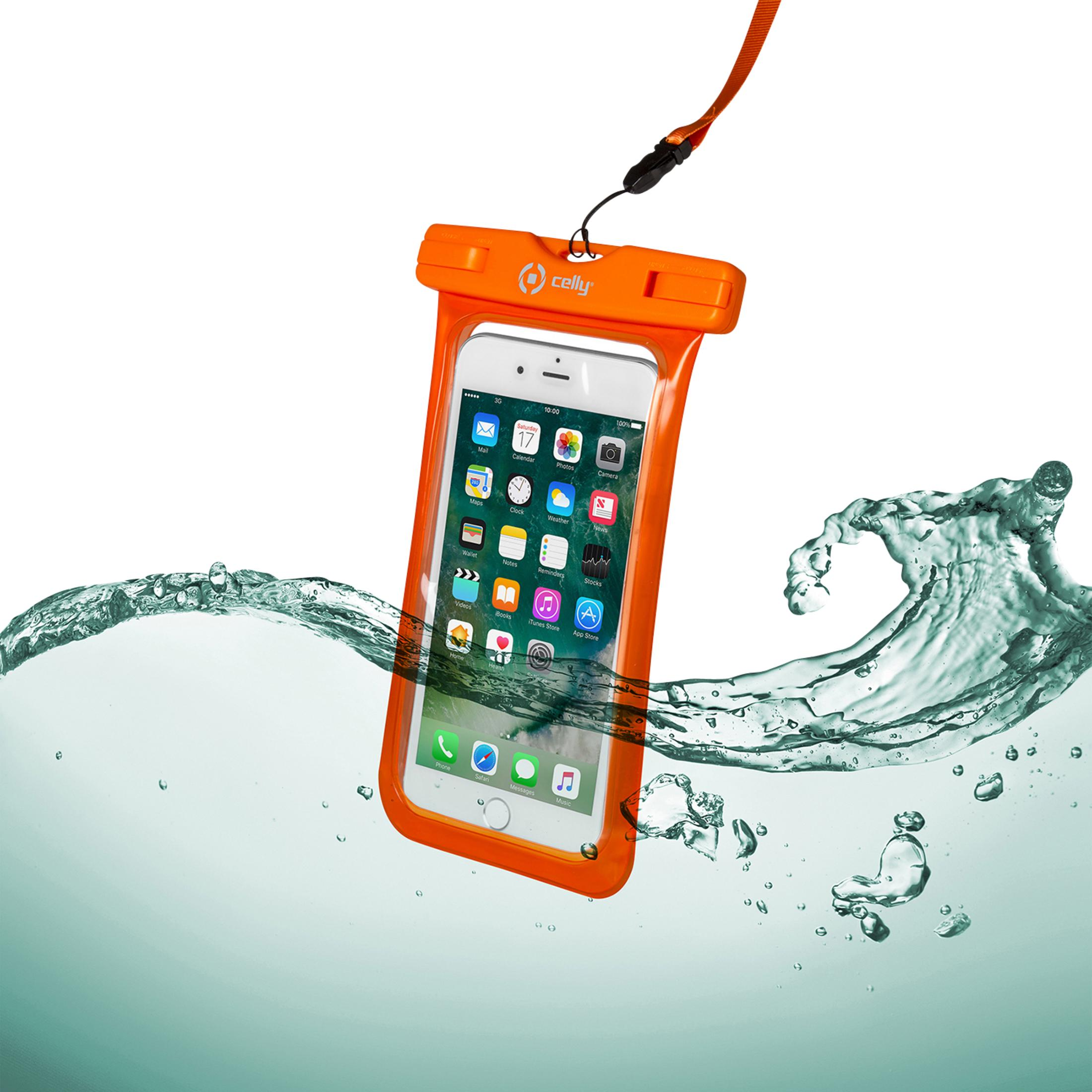 Una custodia impermeabile arancione con un telefono all'interno galleggia nell'acqua.