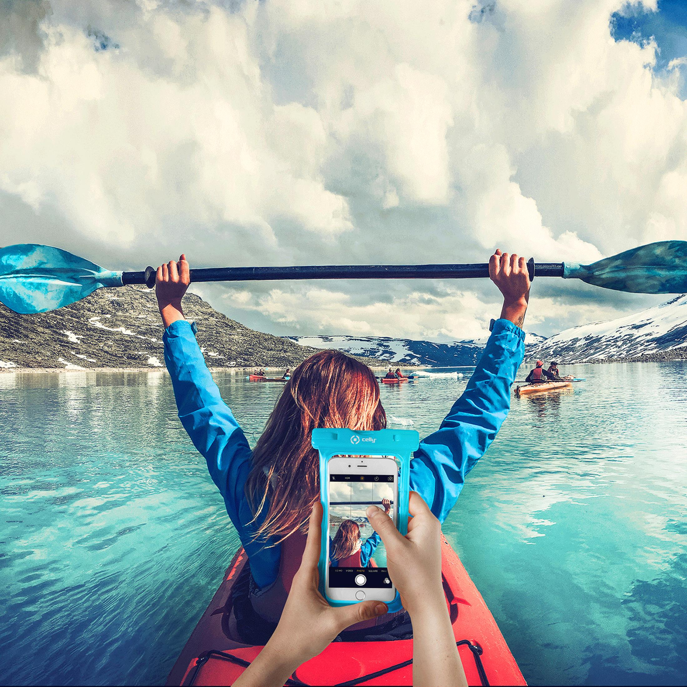 Person paddelt in einem Kajak auf einem See, fotografiert mit einem Handy.