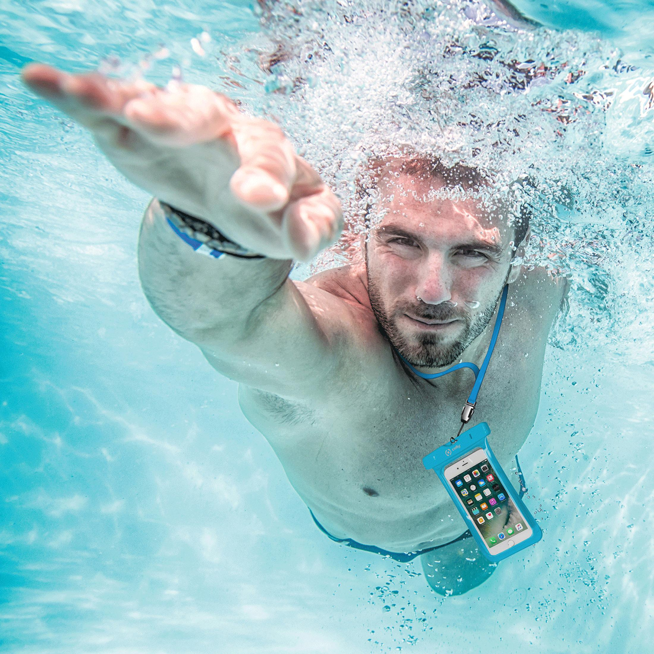 Ein Mann schwimmt unter Wasser mit einem wasserdichten Handybeutel.