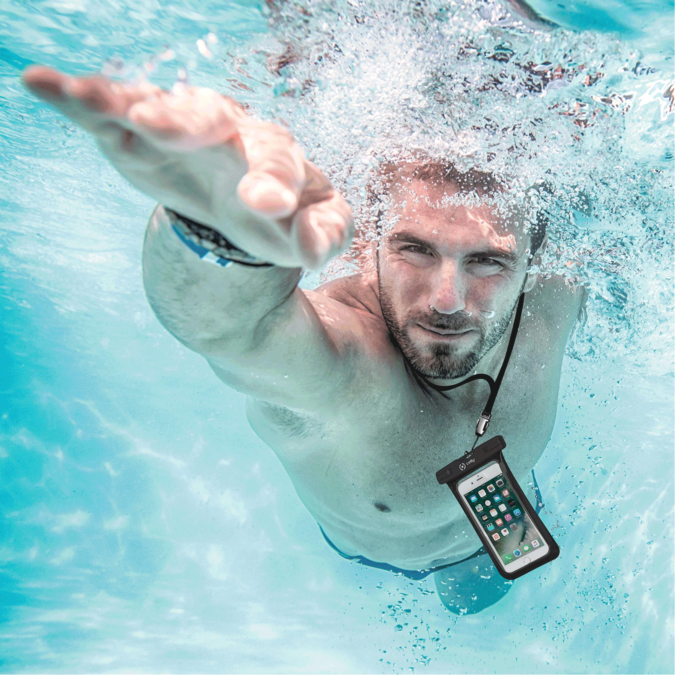 Mann schwimmt unter Wasser mit wasserdichtem Handyhalter.