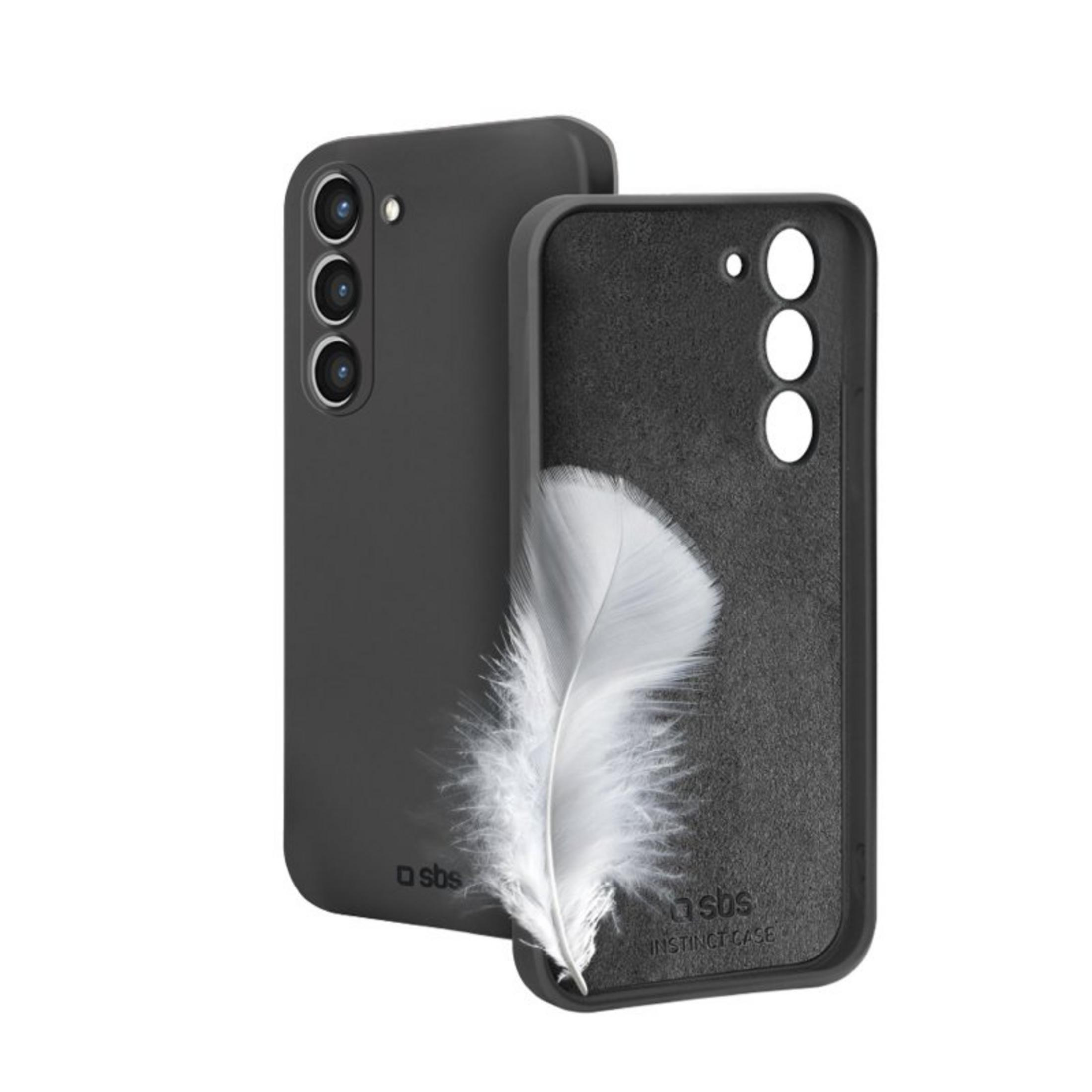 Uno smartphone nero con tre fotocamere accanto a una cover nera con piuma.