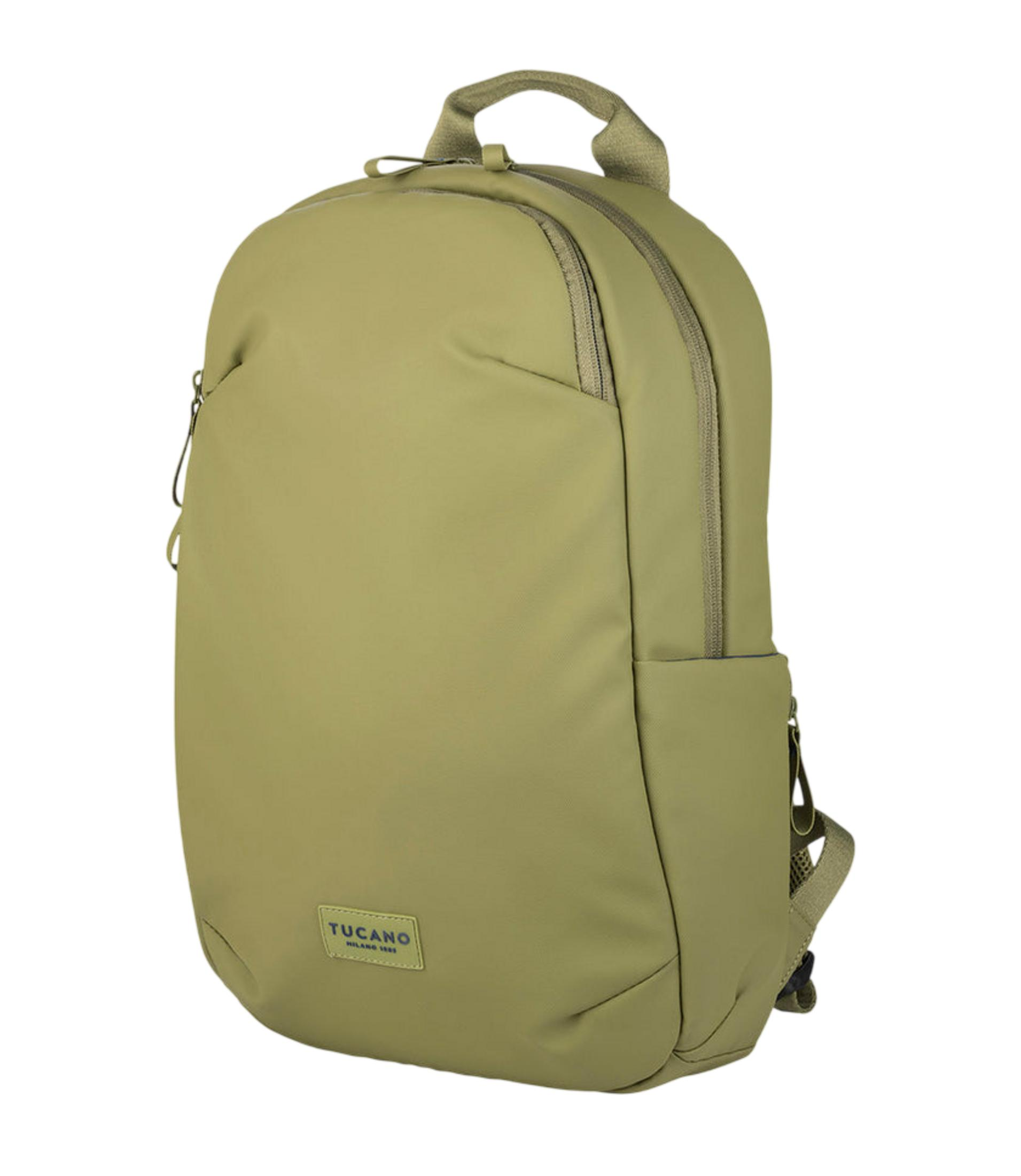 Uno zaino verde oliva con cerniere e logo Tucano.