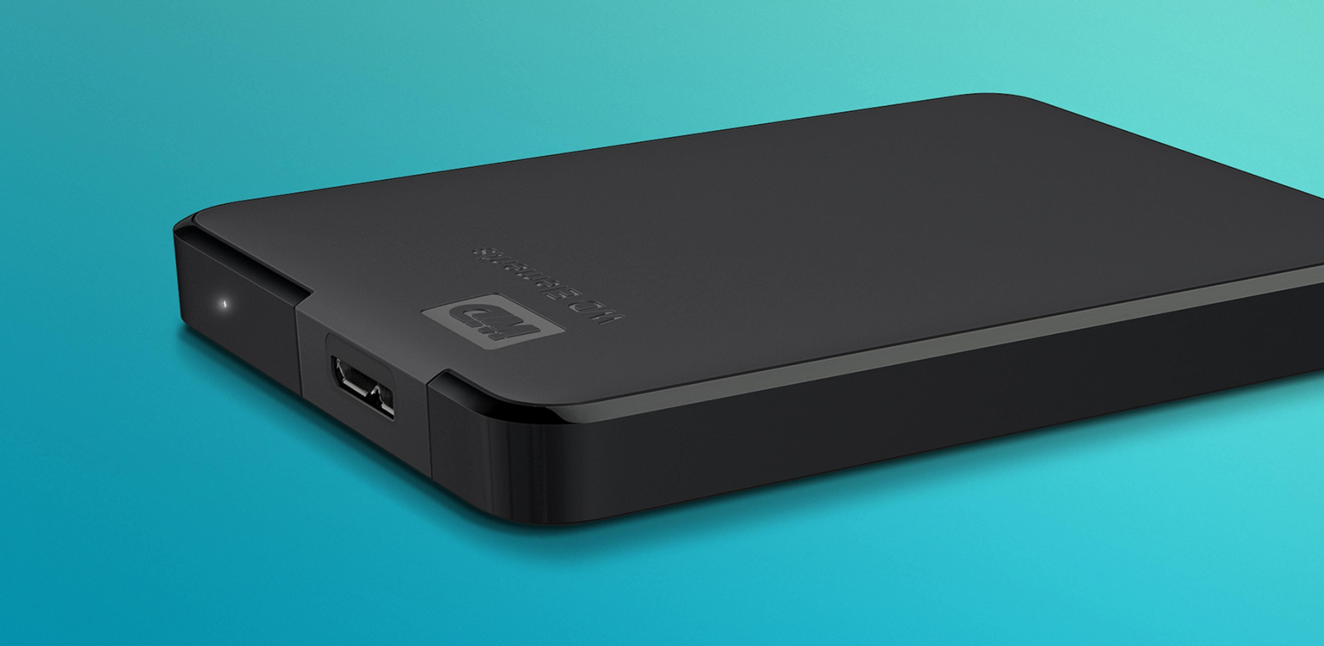 Czarny zewnętrzny dysk twardy z logo WD i portem USB na niebieskim tle.