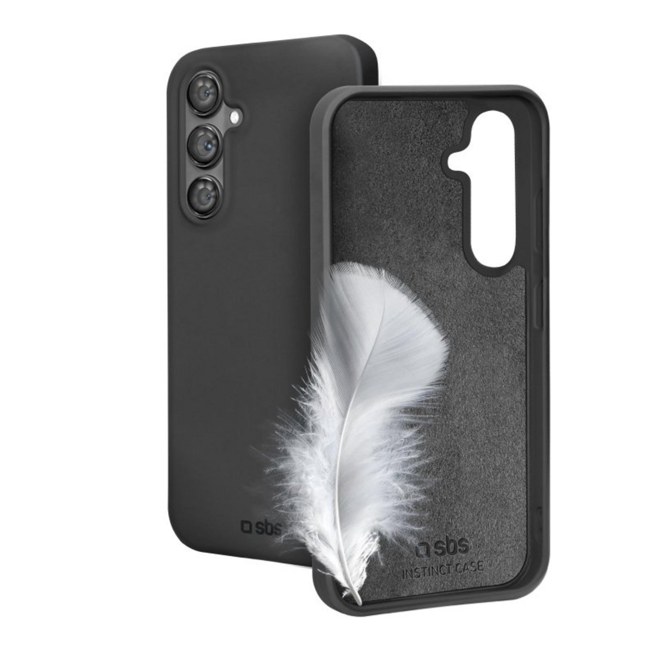Custodia nera per telefono con tre fotocamere e piuma bianca. Logo SBS visibile.