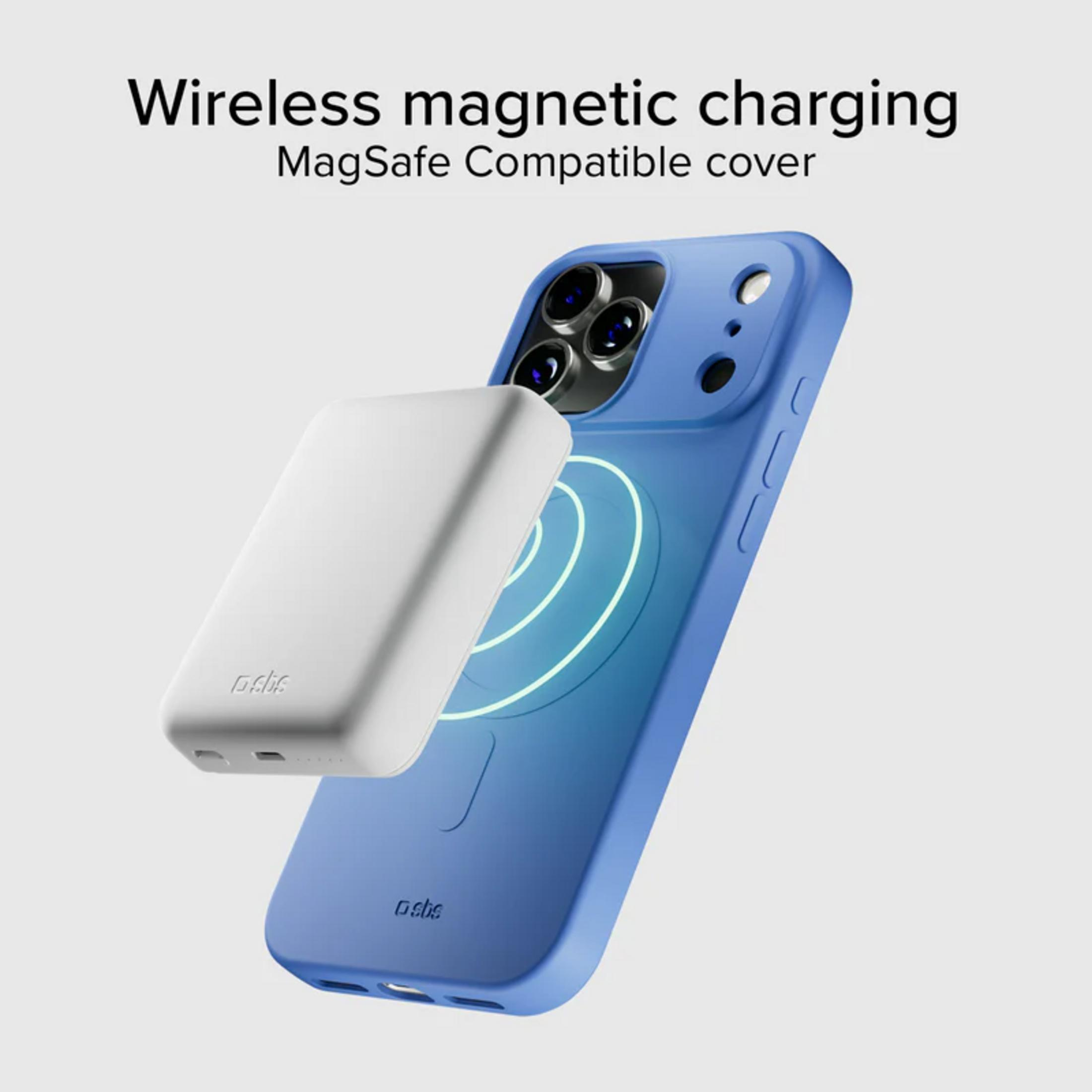 Ein weißer MagSafe-Akku wird an einer blauen Handyhülle befestigt.
