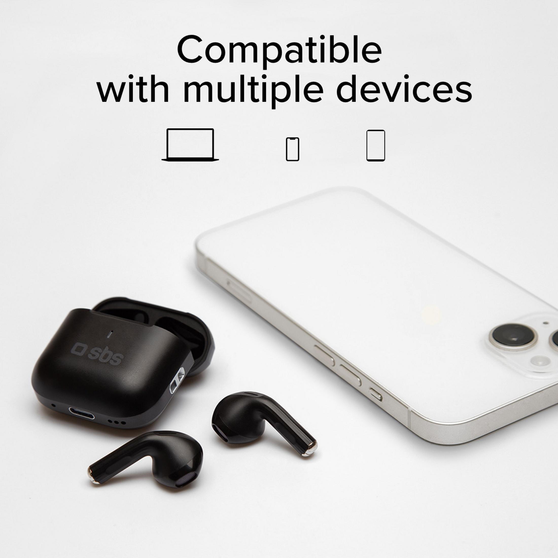 Auricolari neri con custodia di ricarica accanto a uno smartphone bianco.