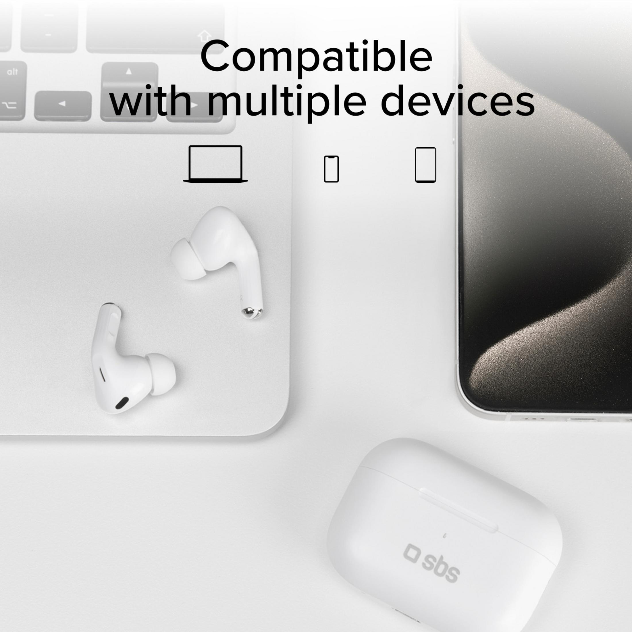 Weiße Ohrhörer und Ladecase neben einem Laptop und Smartphone.
