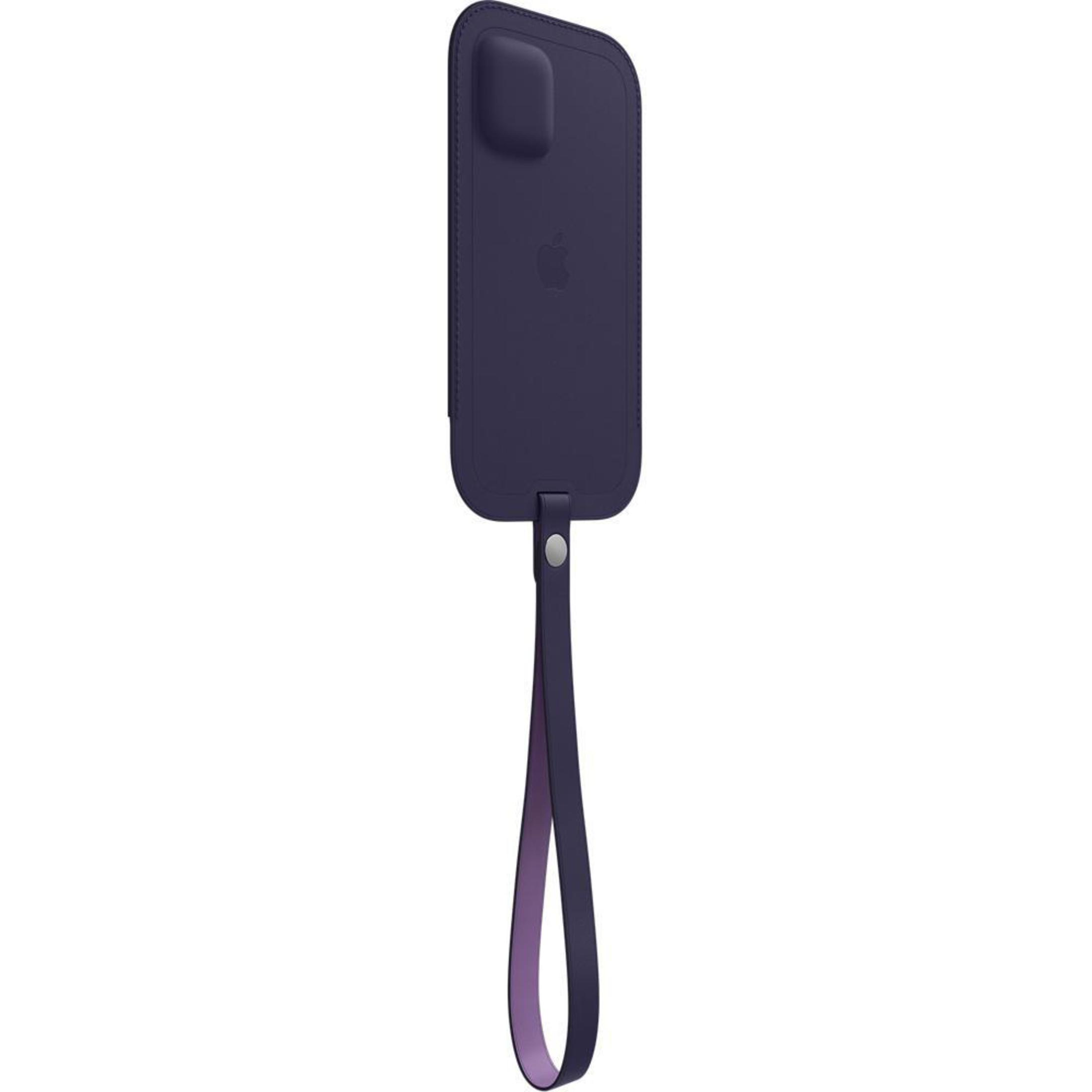 Funda morada oscura para teléfono con cordón y logo de Apple.