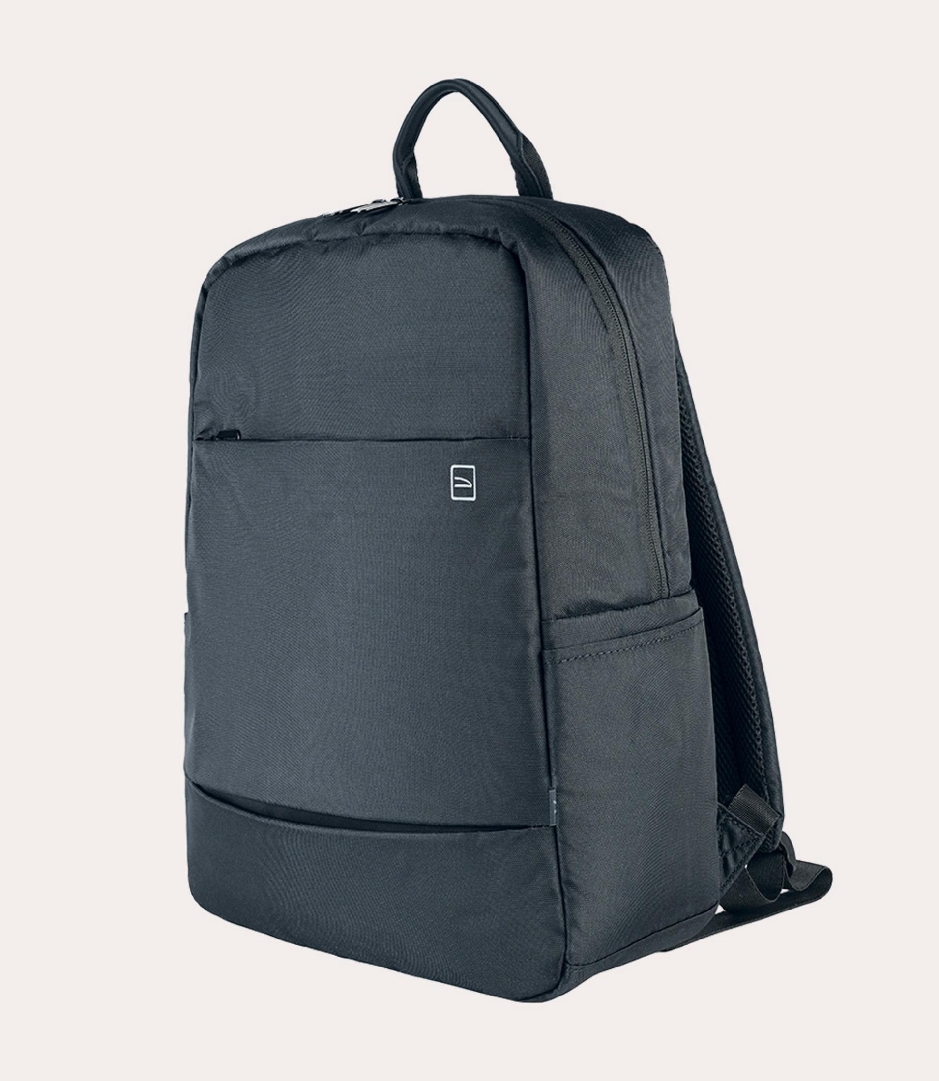 Ein dunkler Rucksack mit einem kleinen weißen Logo auf der Vorderseite.