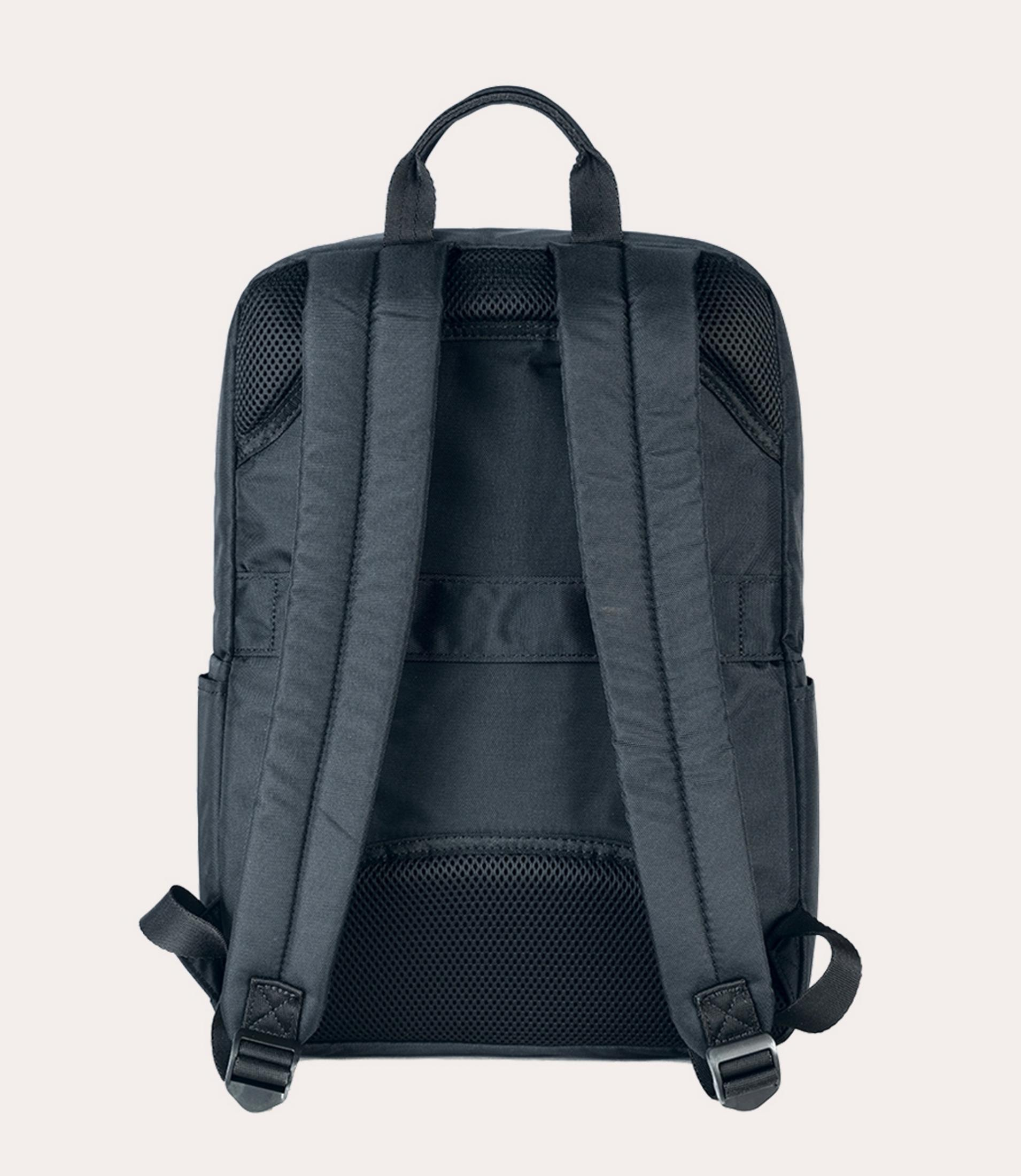 Rückseite eines dunklen Rucksacks mit gepolsterten Trägern und Netzgewebe.