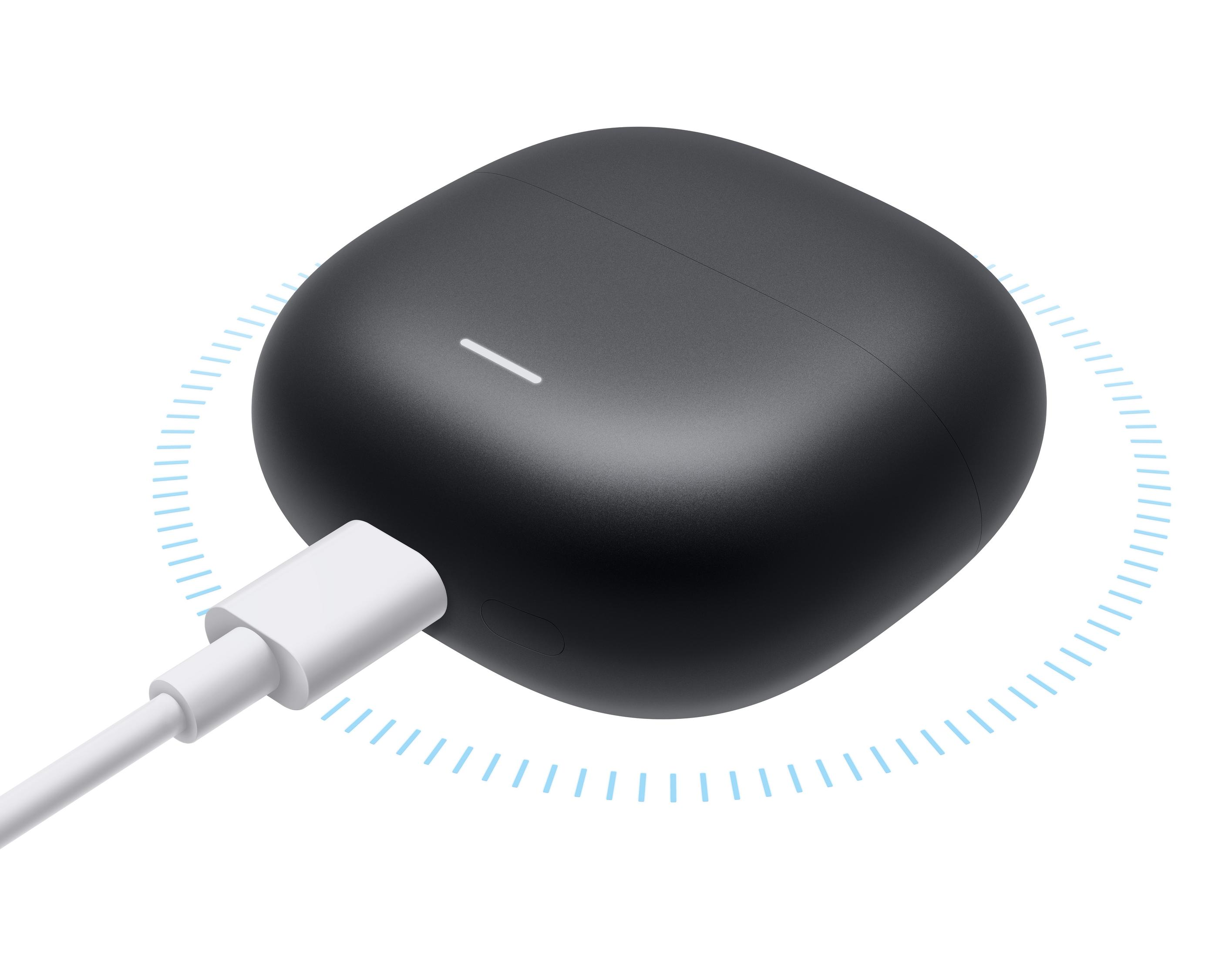 Een zwart oplaaddoosje voor oordopjes met een aangesloten witte kabel.