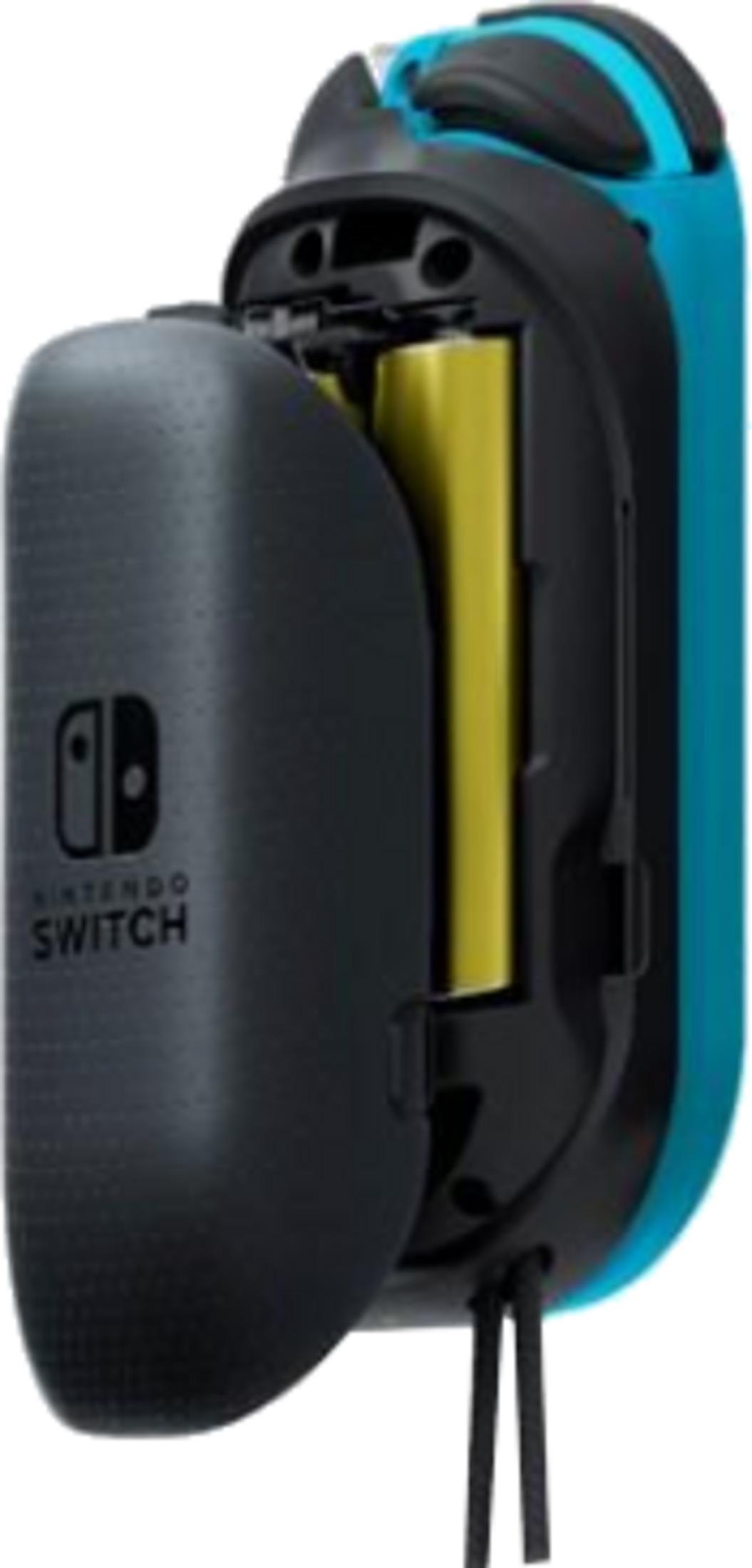 Un control azul de Nintendo Switch con compartimento abierto mostrando dos baterías amarillas.