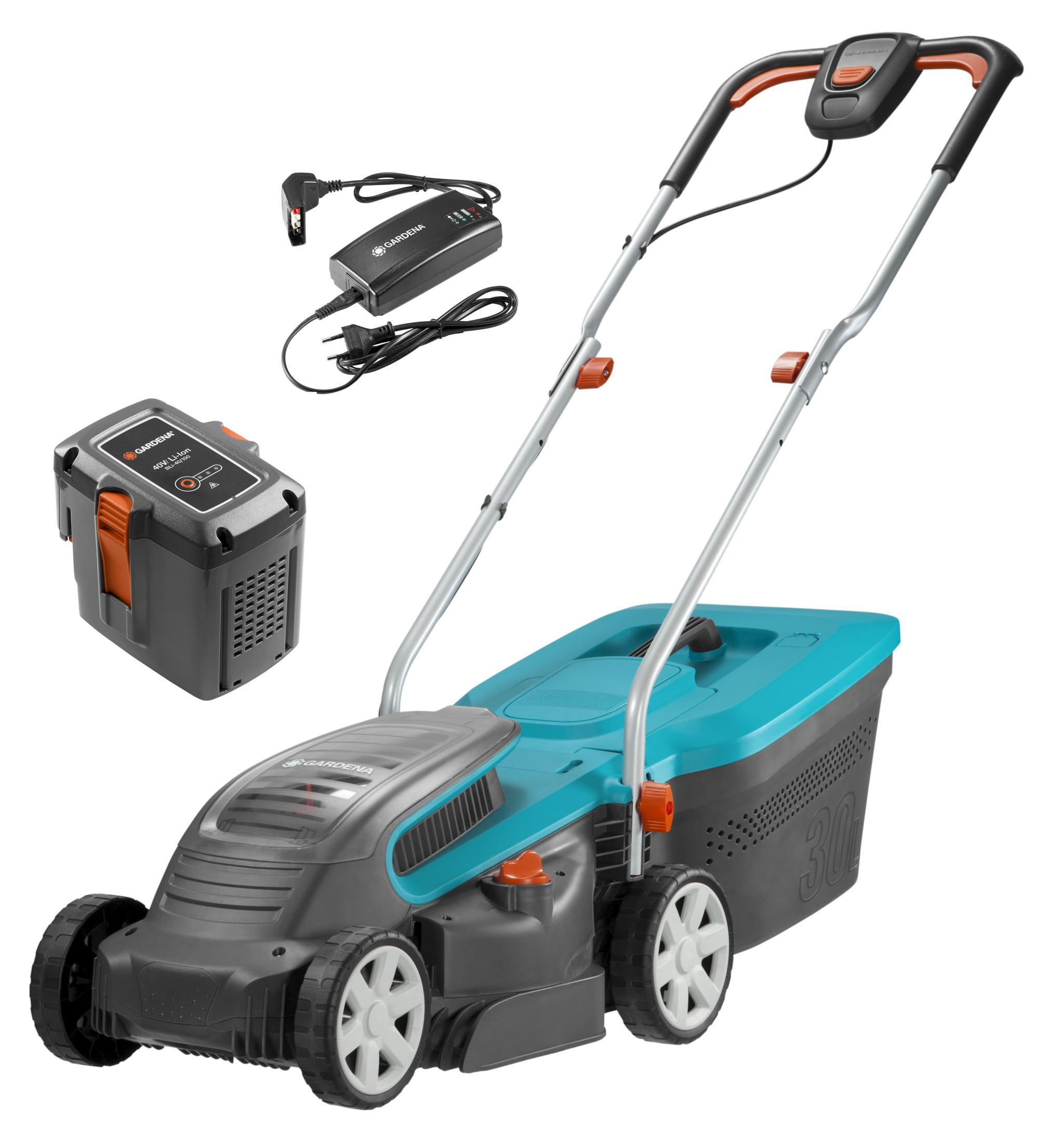 Un tosaerba a batteria con caricabatterie e batteria su sfondo bianco.