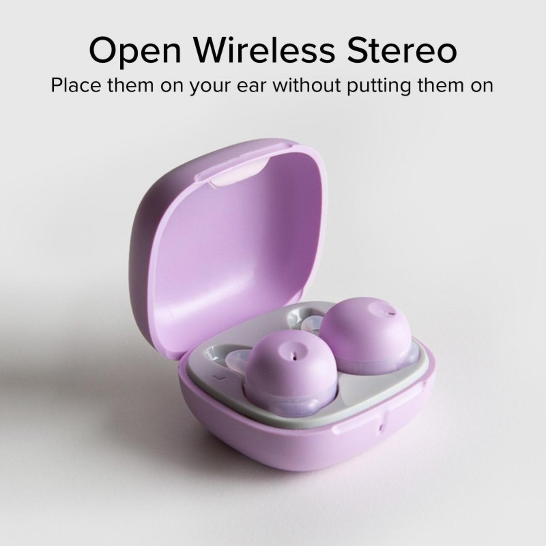 Auricolari wireless viola in una custodia di ricarica aperta su sfondo chiaro.