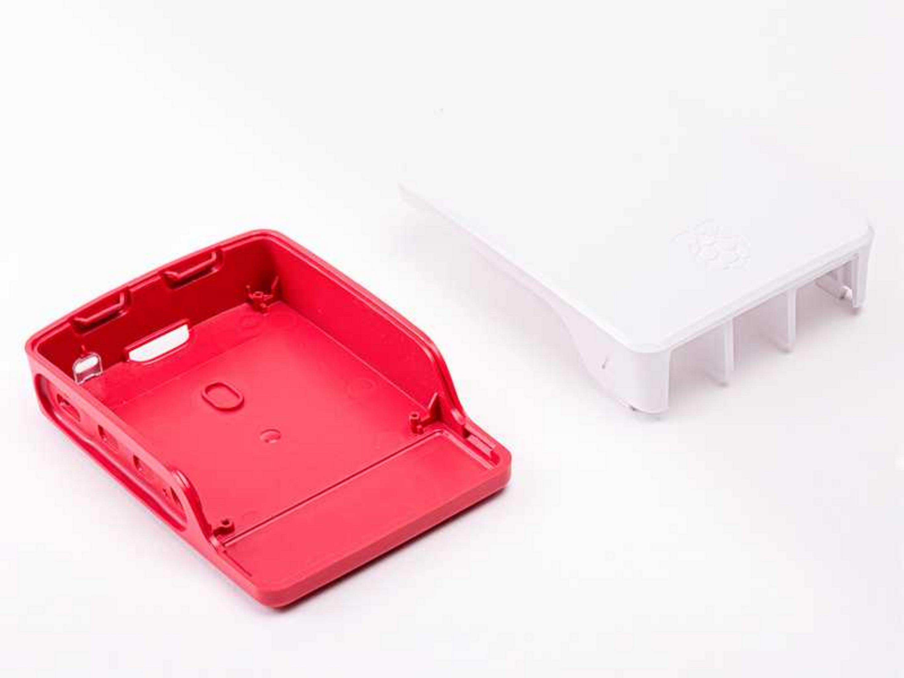Carcasas rojas y blancas de Raspberry Pi una al lado de la otra sobre fondo blanco.