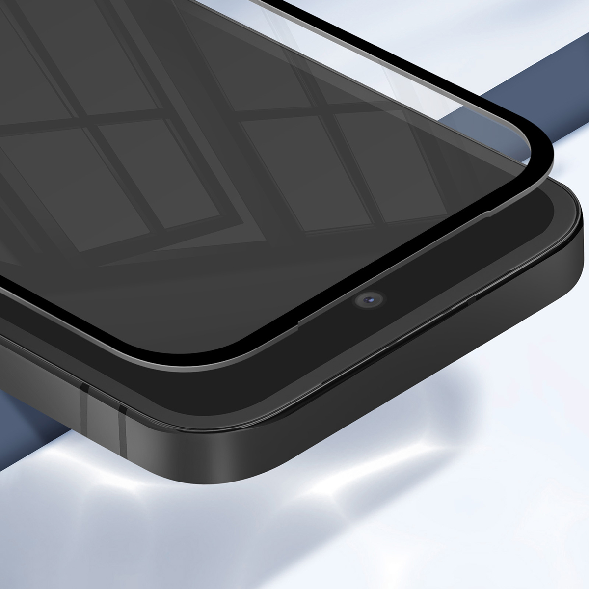 Gros plan d'un smartphone noir avec un protecteur d'écran appliqué.