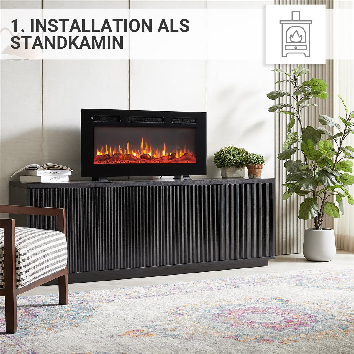 Ein elektrischer Kamin mit Flammen auf einem schwarzen Schrank neben einer Pflanze.